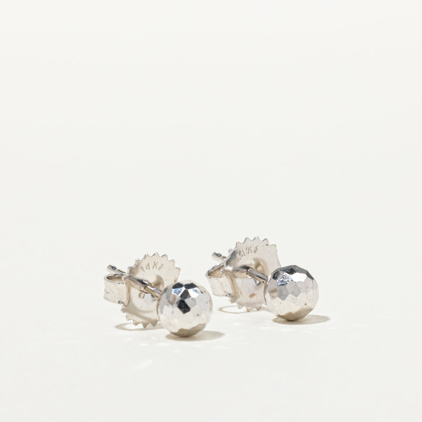 Boucles d'oreilles puces sphériques texturées en or 14 carats