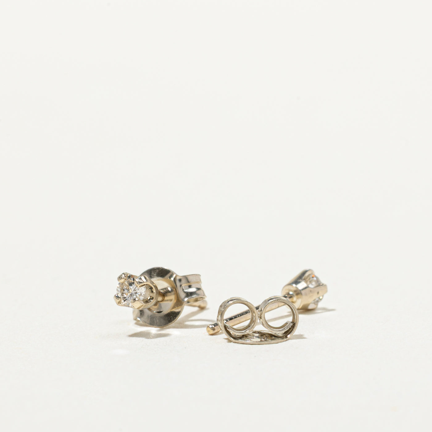 Boucles d'oreilles puces en or blanc 14 carats et diamants