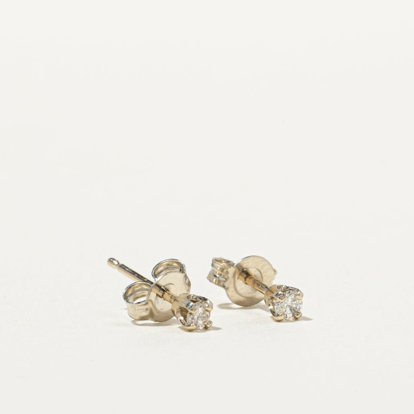 Boucles d'oreilles puces en or blanc 14 carats et diamants