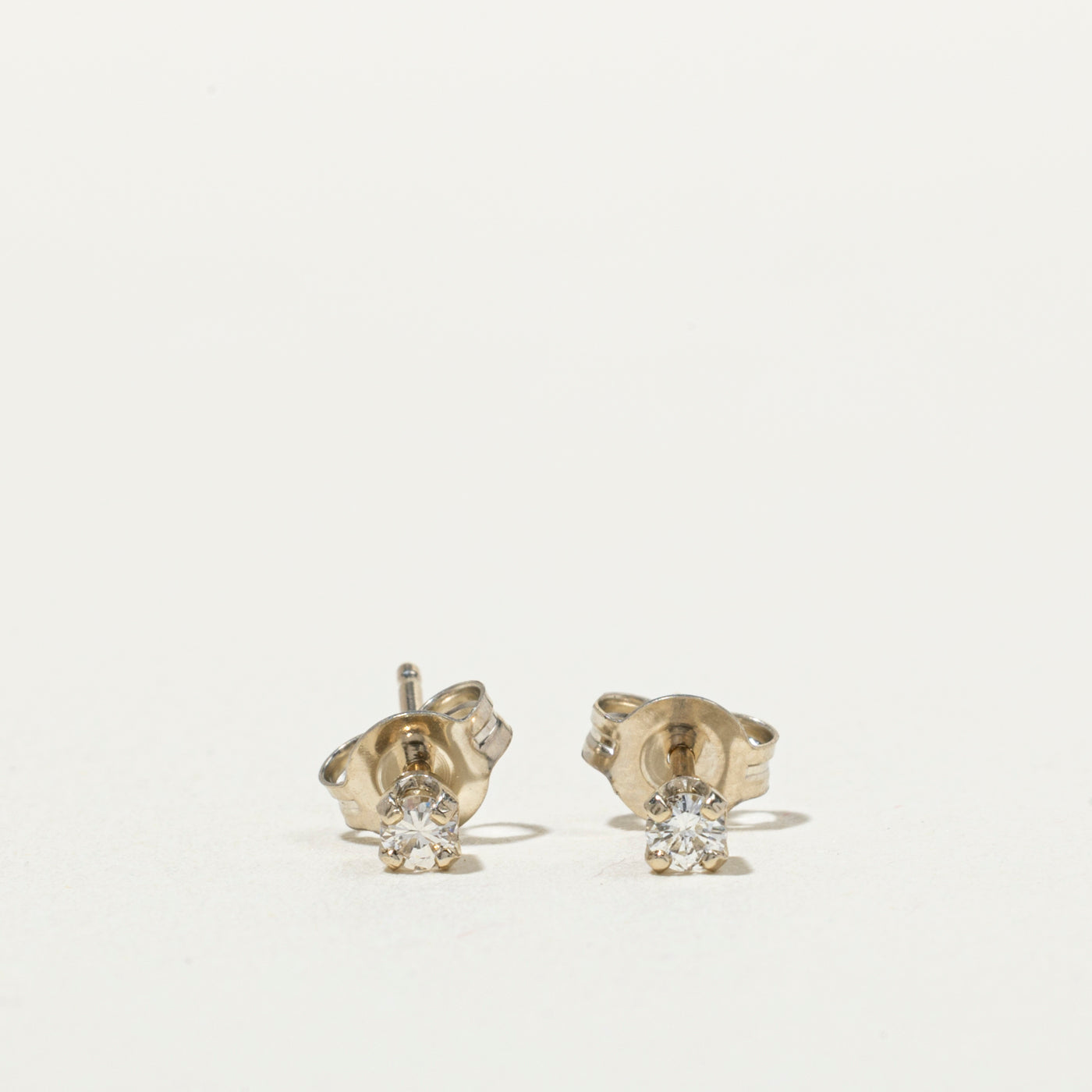 Boucles d'oreilles puces en or blanc 14 carats et diamants