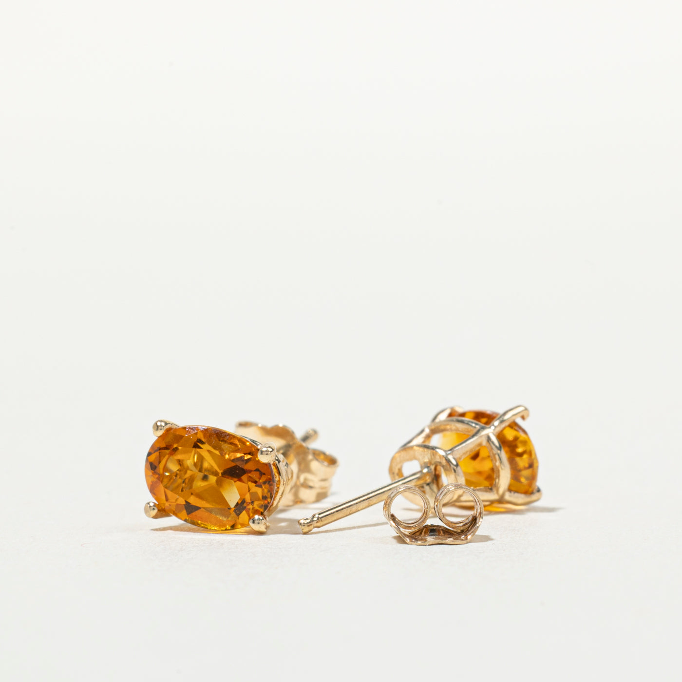 Boucles d'oreilles puces en citrine ovale 14 carats