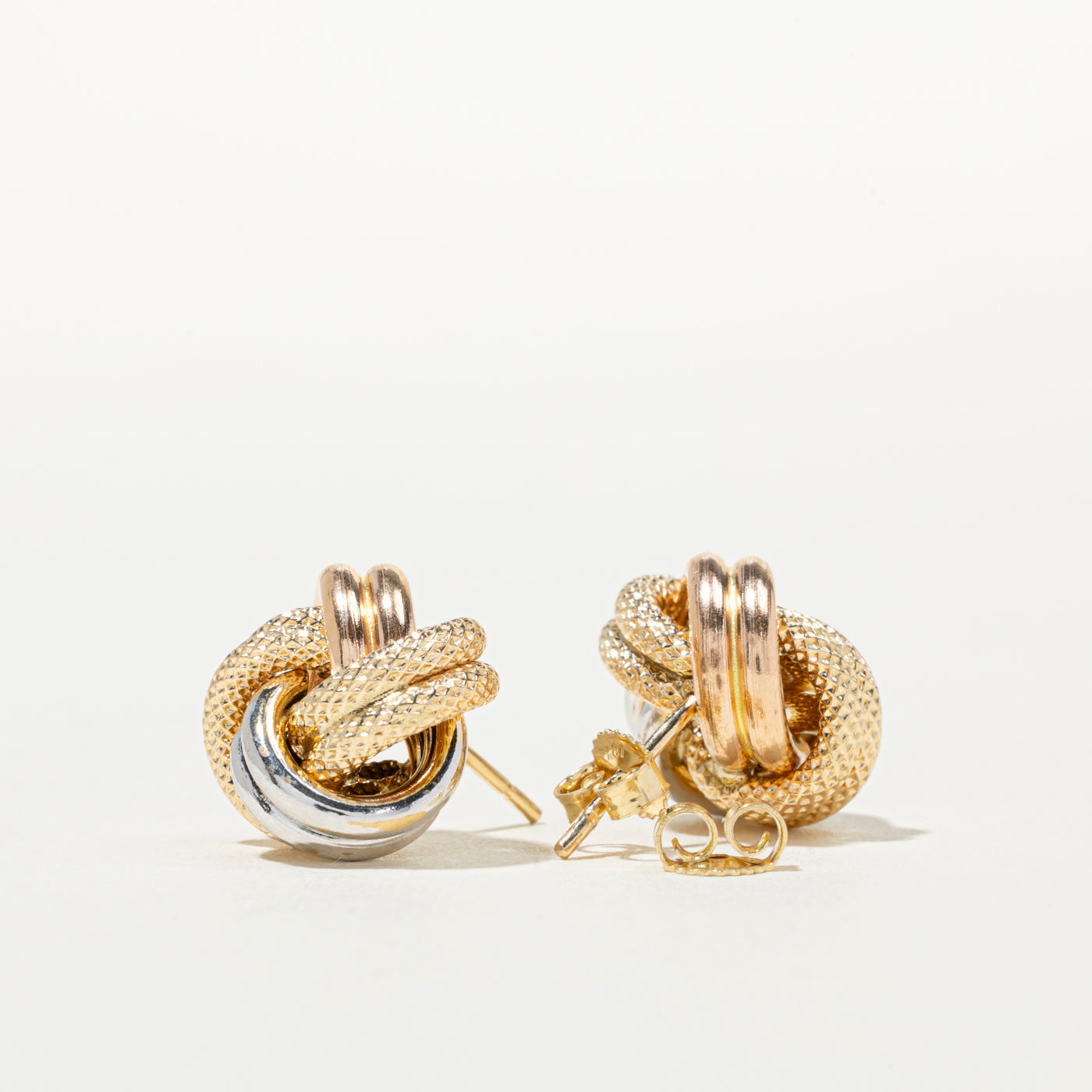 Boucles d'oreilles puces en or tricolore 18 carats texturé avec nœud