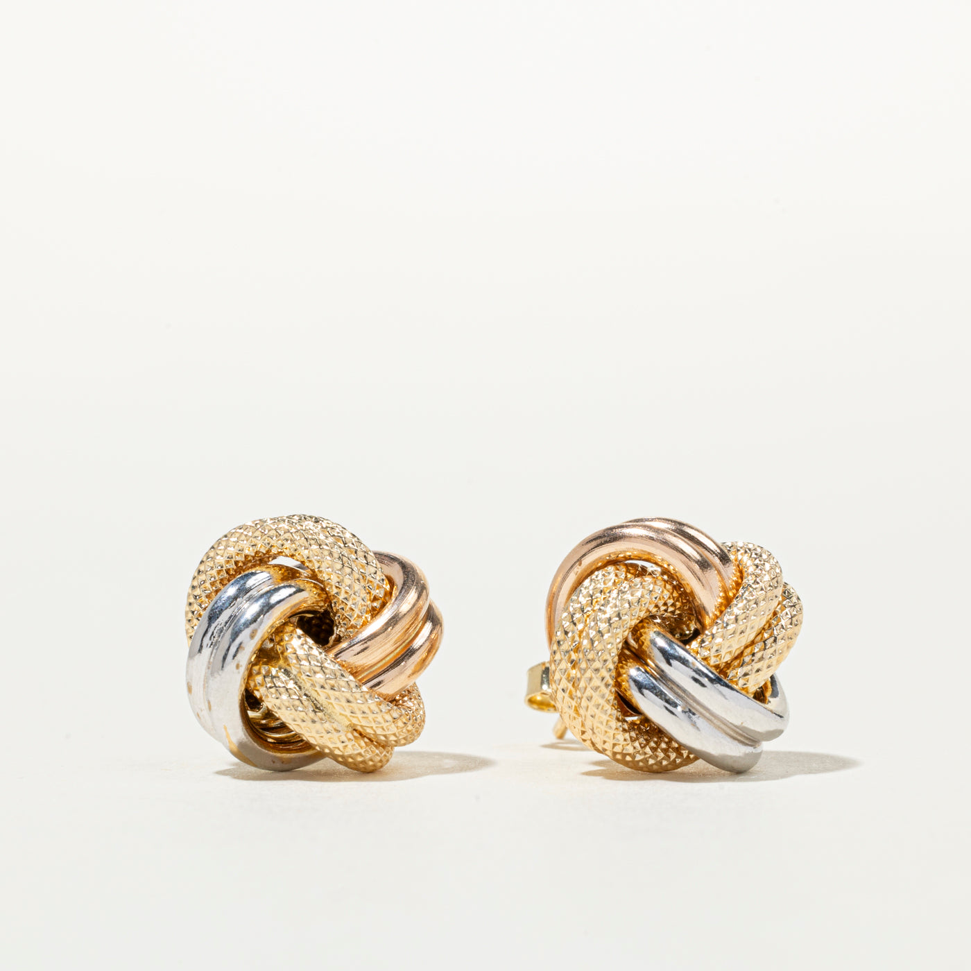 Boucles d'oreilles puces en or tricolore 18 carats texturé avec nœud