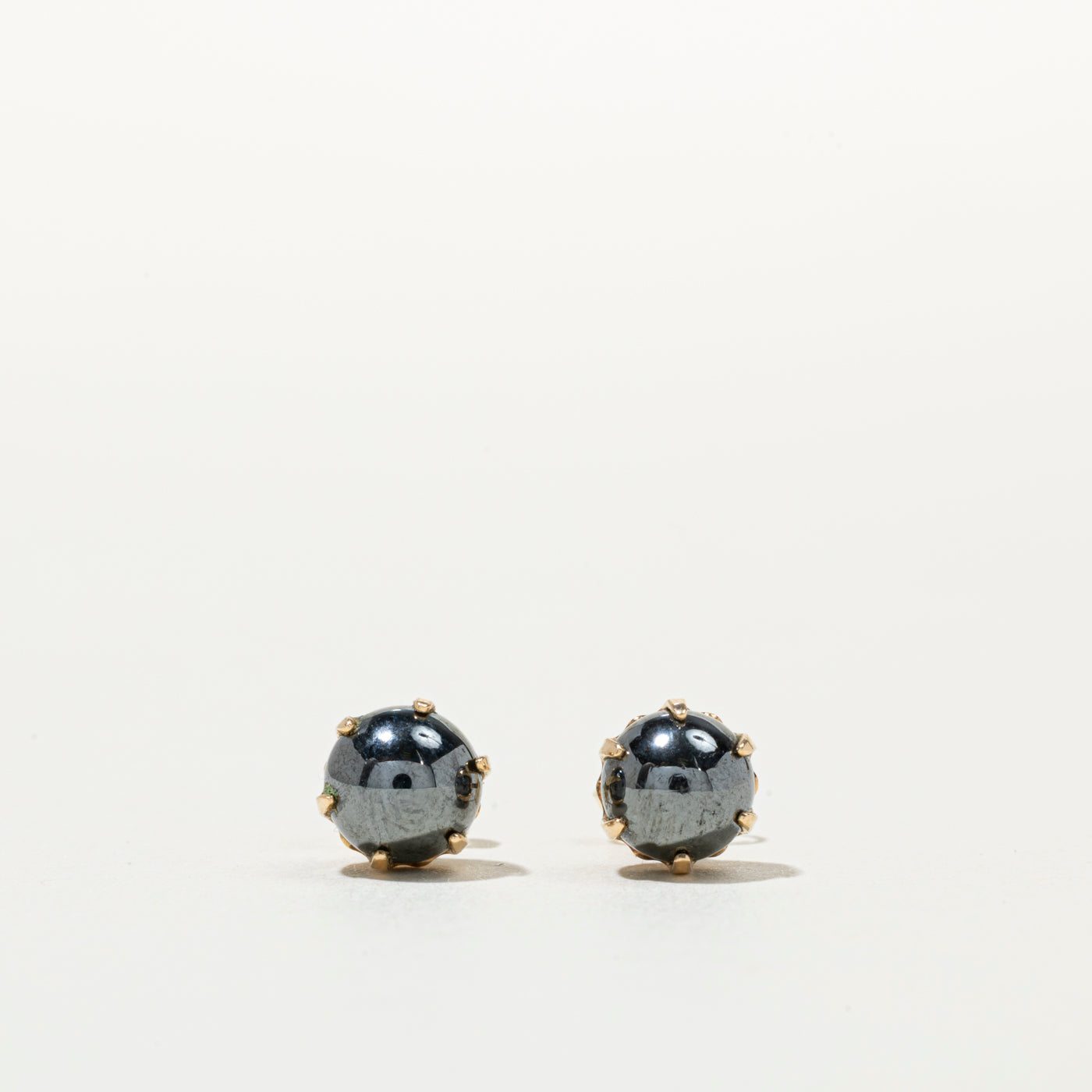 Boucles d'oreilles puces en hématite 18 carats | 5,00 ct
