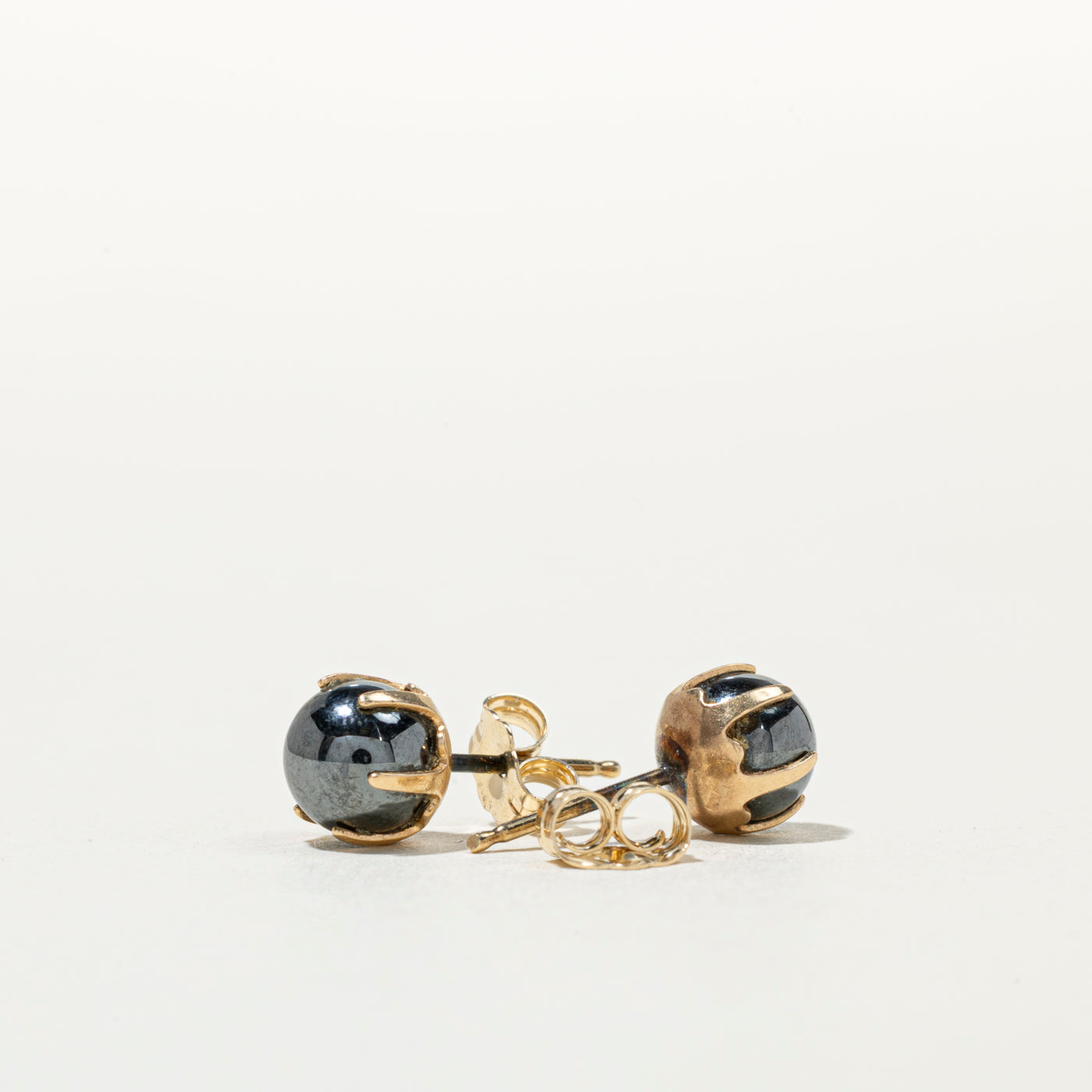 Boucles d'oreilles puces en hématite 18 carats | 5,00 ct