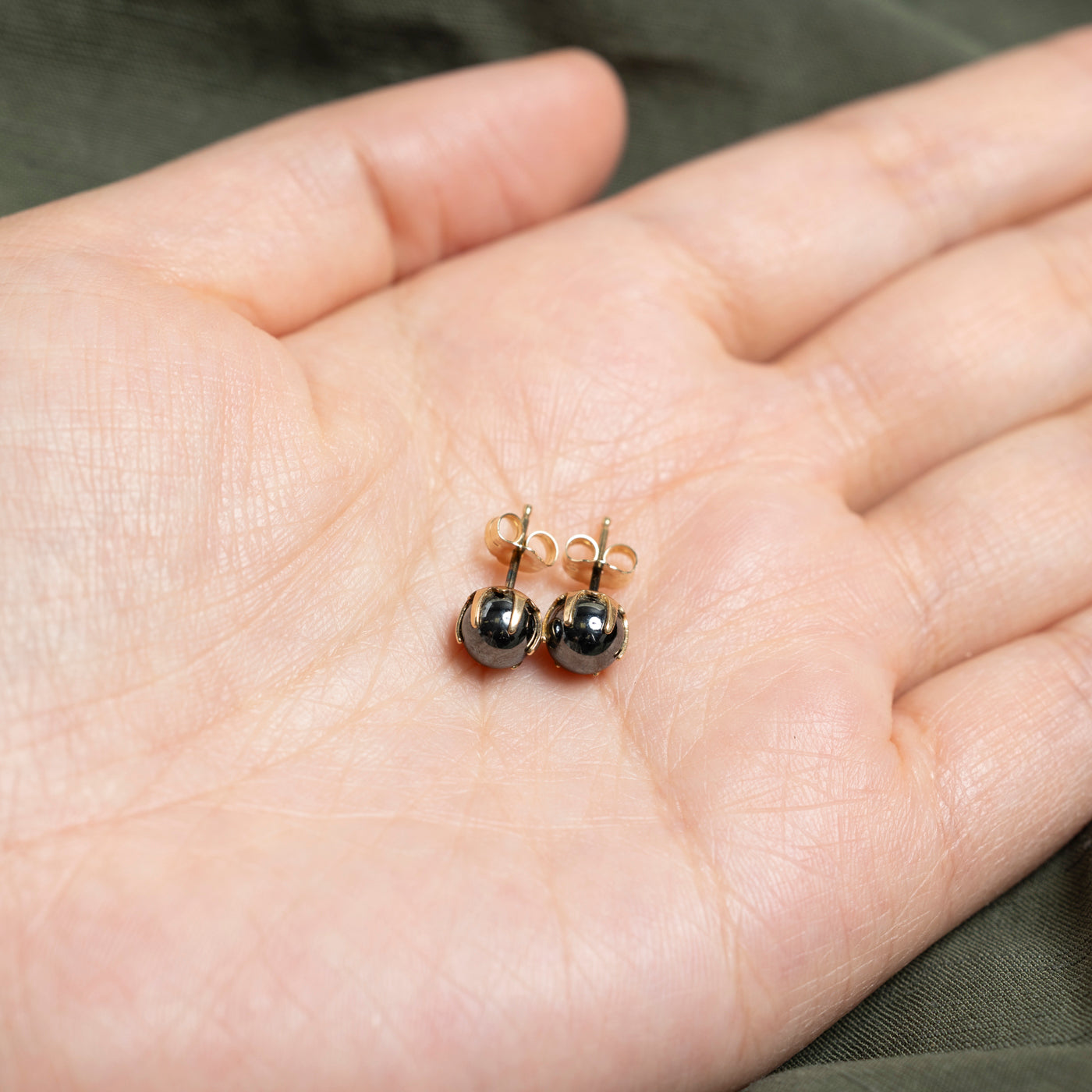 Boucles d'oreilles puces en hématite 18 carats | 5,00 ct