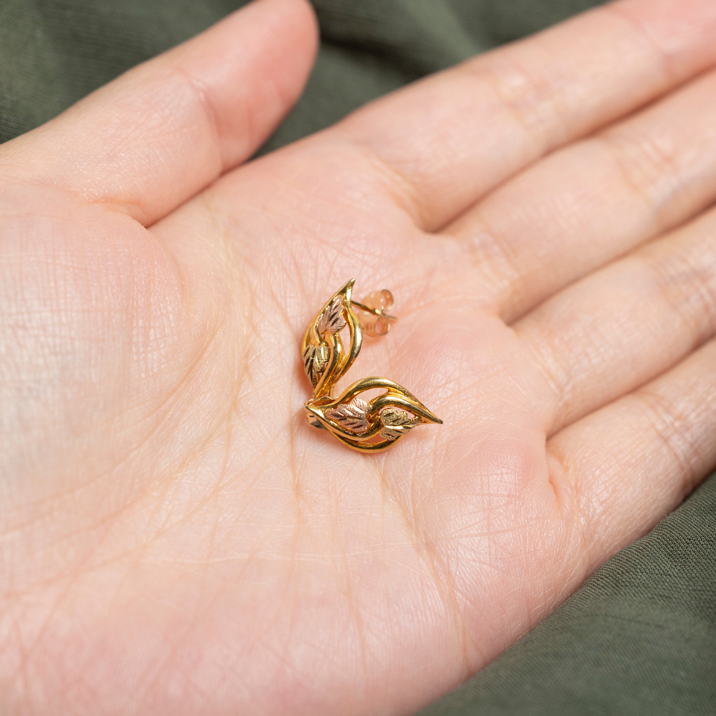 Boucles d'oreilles puces en or bicolore 10 carats texturé en forme de feuille