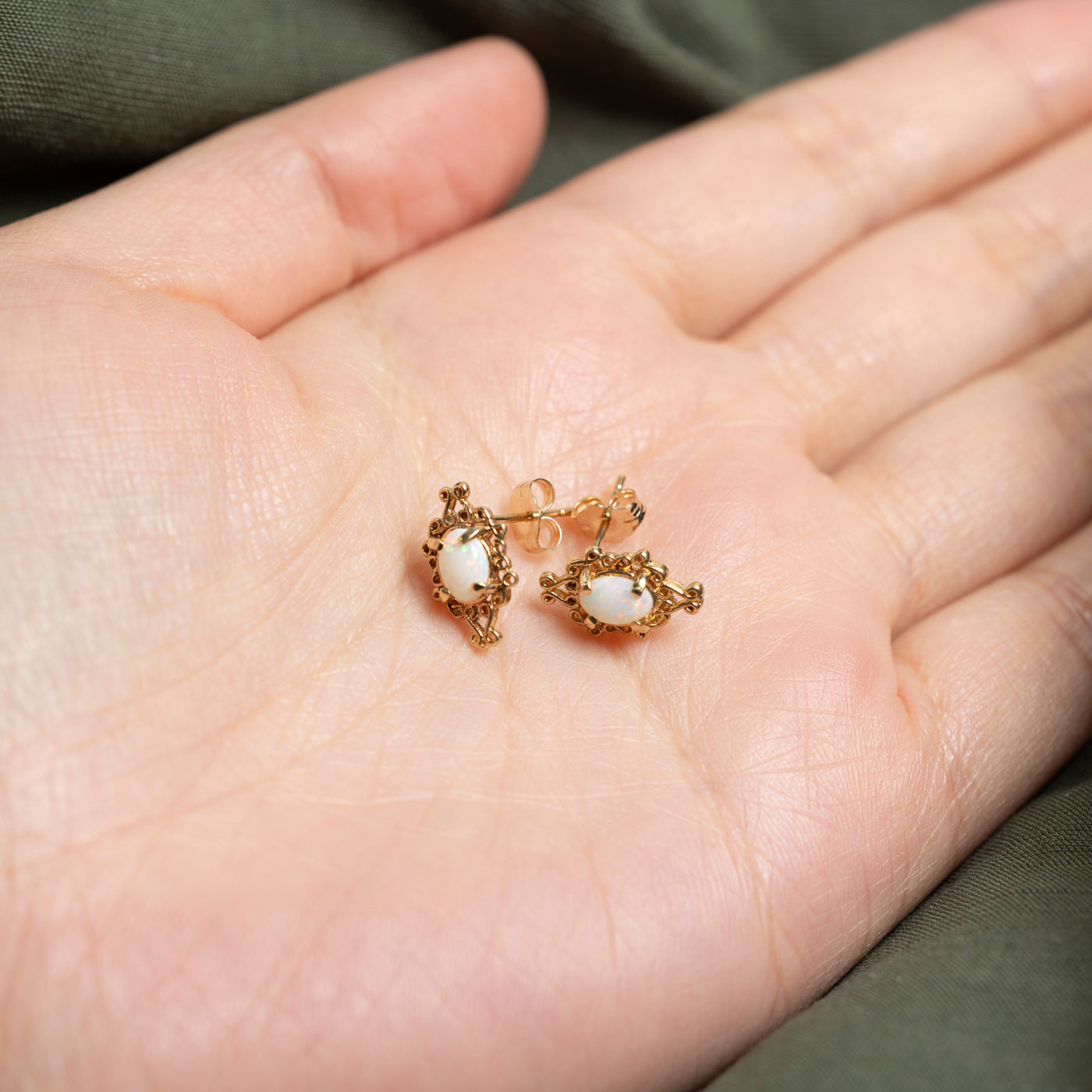 Boucles d'oreilles puces ornées d'opale 10 carats