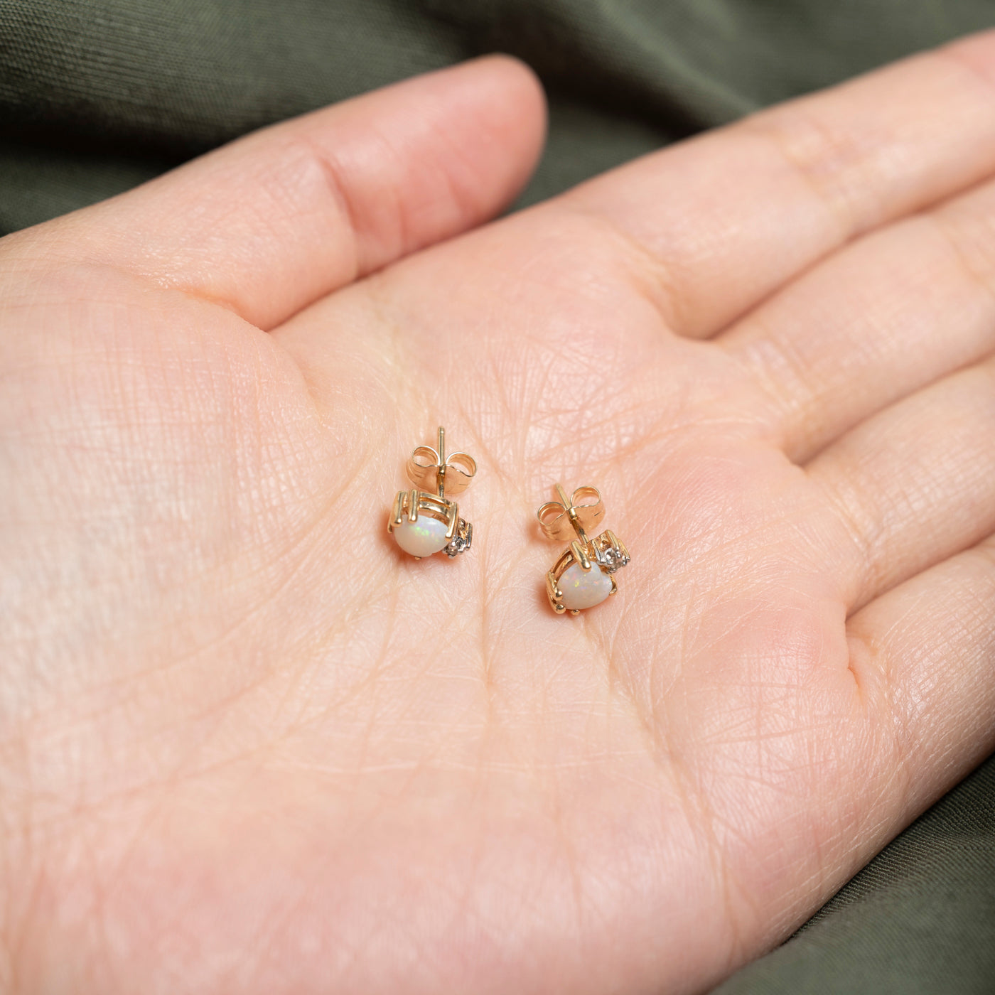 Boucles d'oreilles puces en or 10 carats, cabochon en forme de cœur, opale et diamants