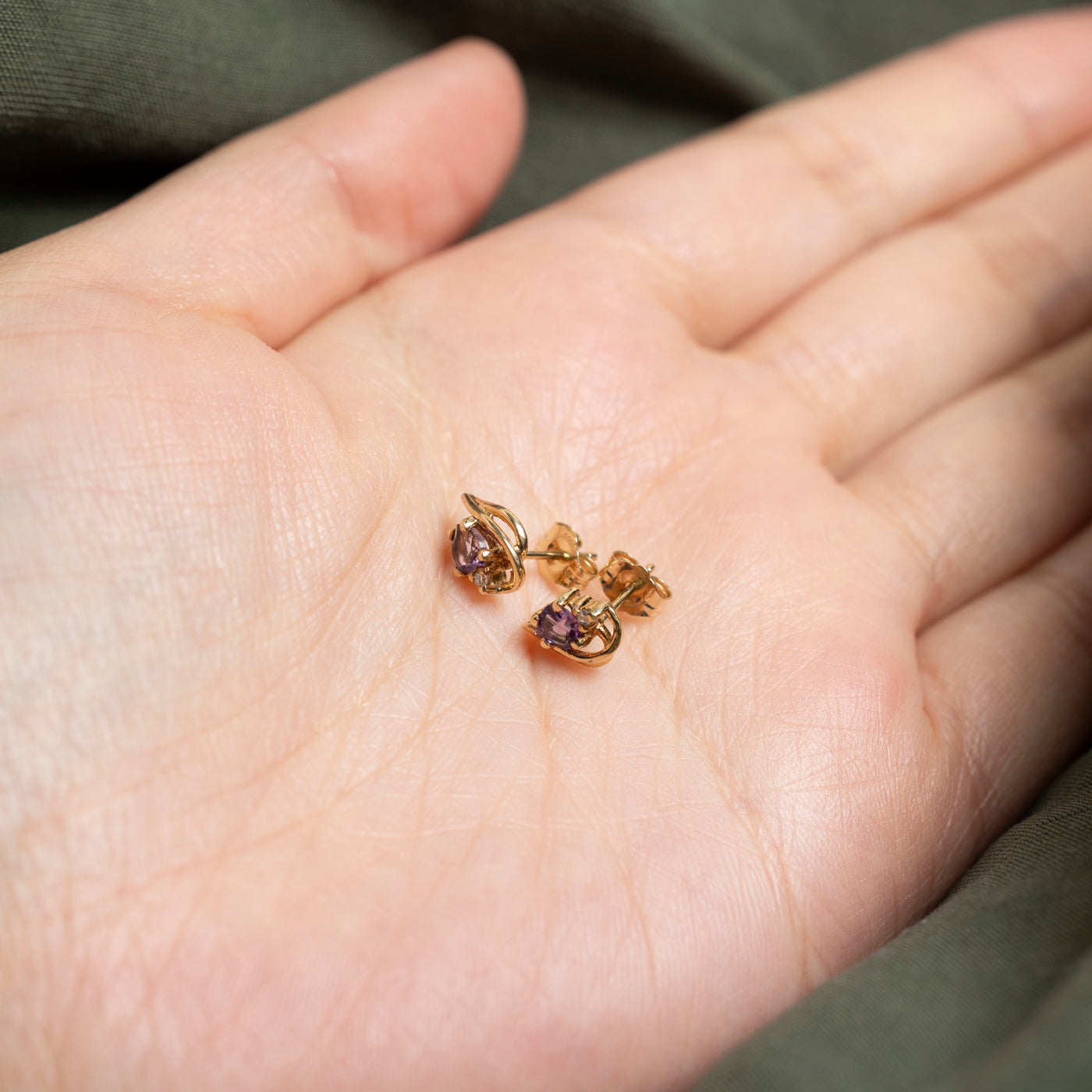 Boucles d'oreilles puces rainurées en or 10 carats avec améthyste taille cœur et diamants