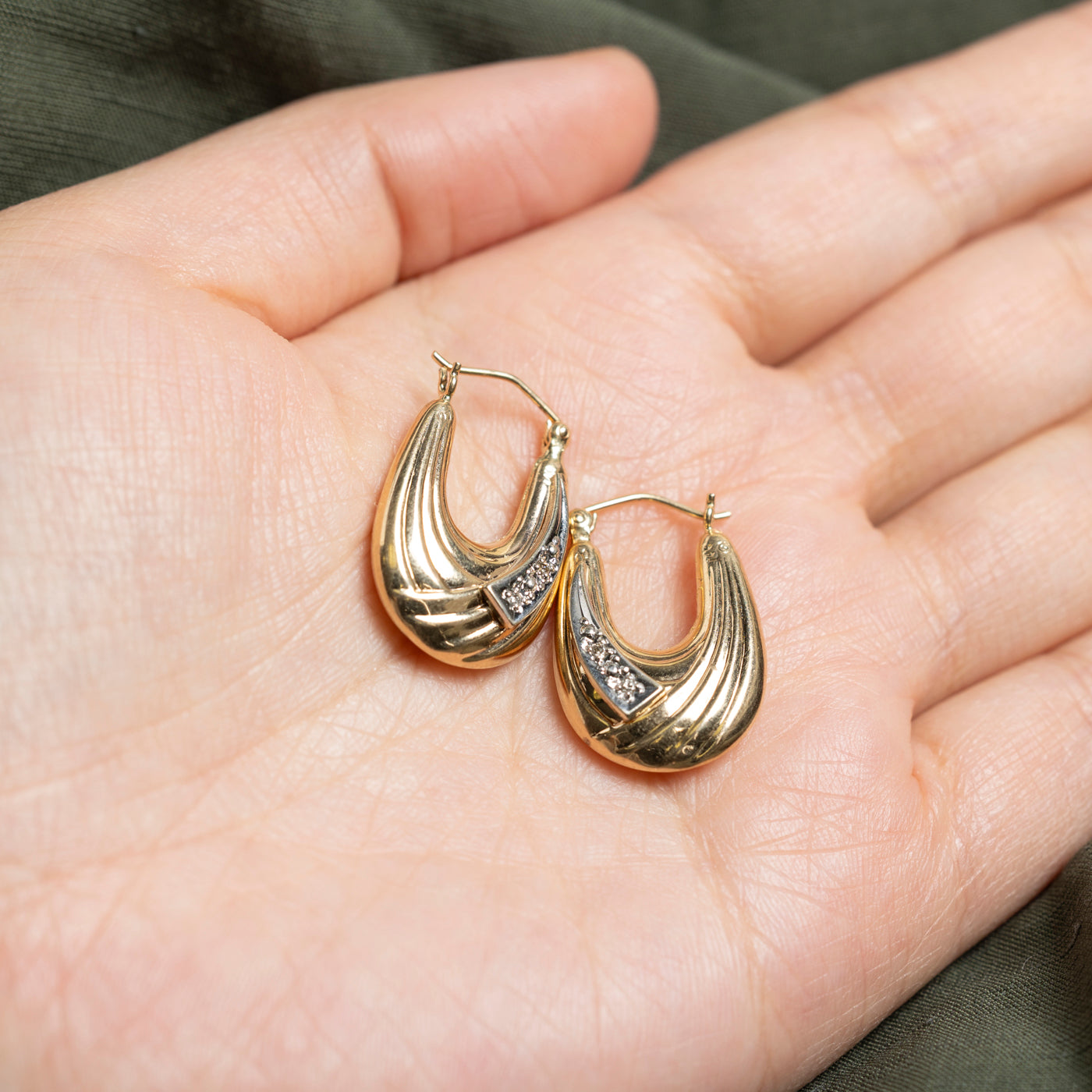 Boucles d'oreilles créoles rainurées en or 14 carats serties de diamants