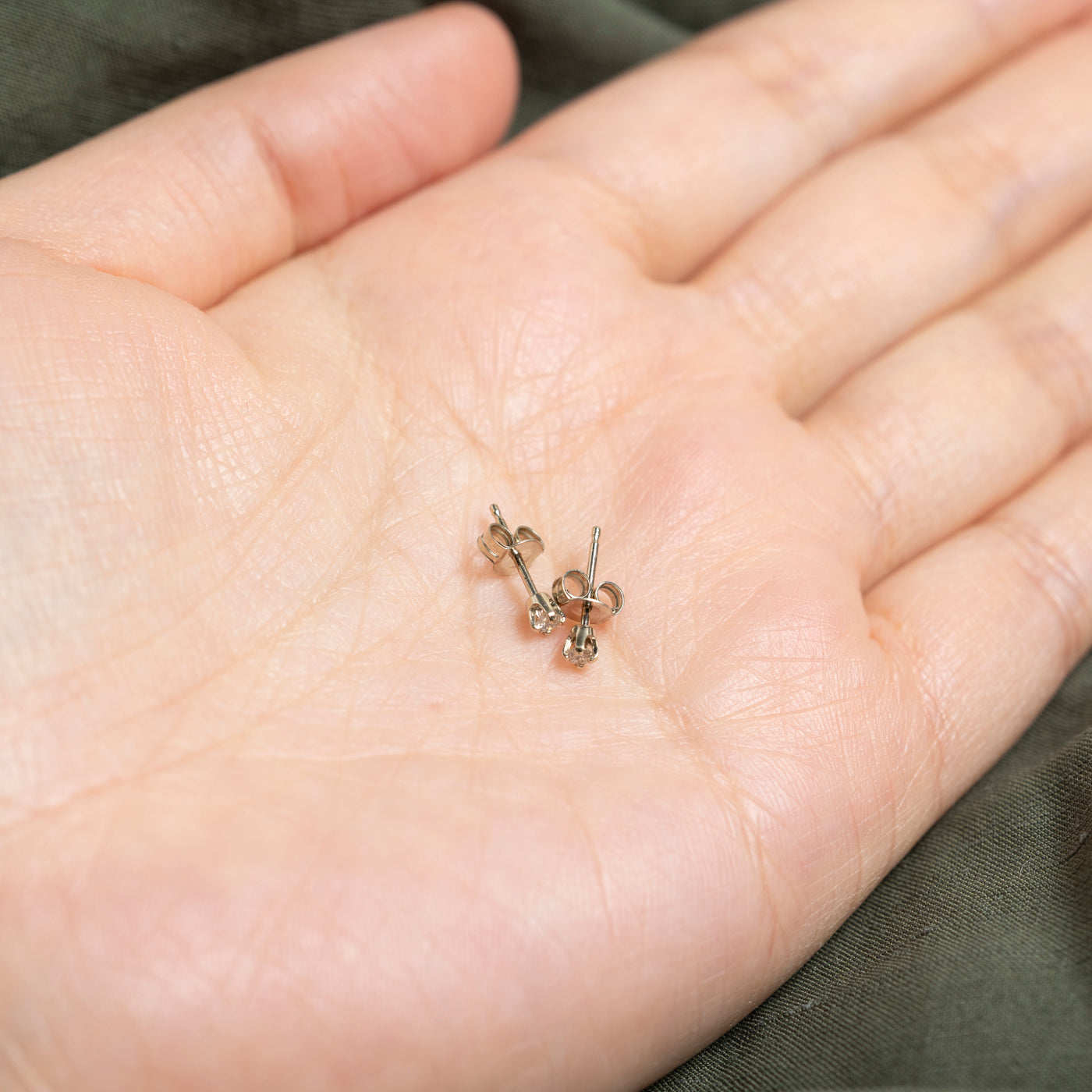 Boucles d'oreilles puces en or blanc 14 carats et diamants