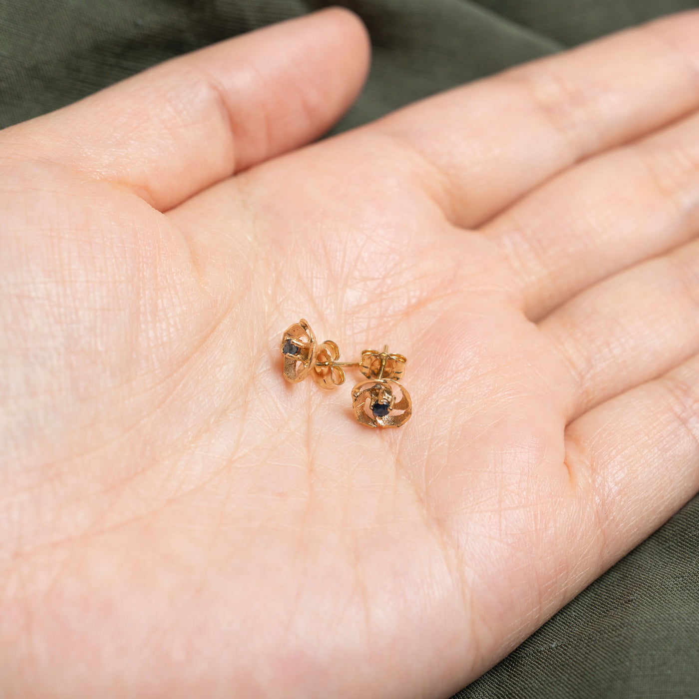 Boucles d'oreilles puces en forme de fleur avec saphir 14 carats