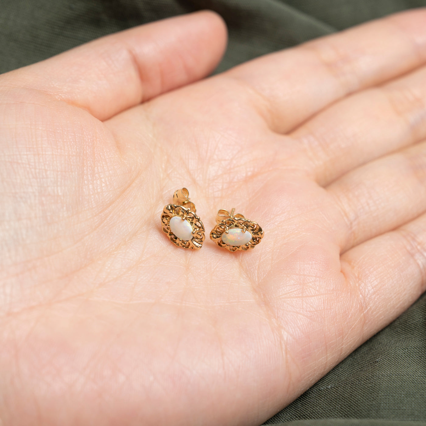 Boucles d'oreilles puces ornées d'opale cabochon 14 carats