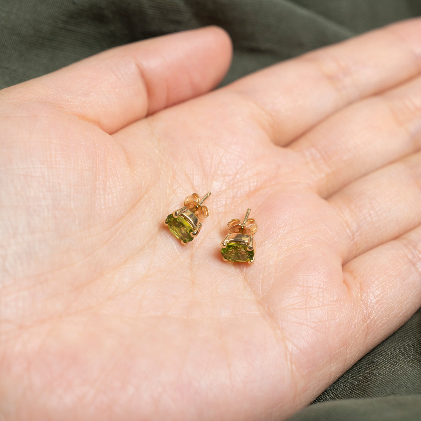 Boucles d'oreilles puces en péridot ovale 14 carats