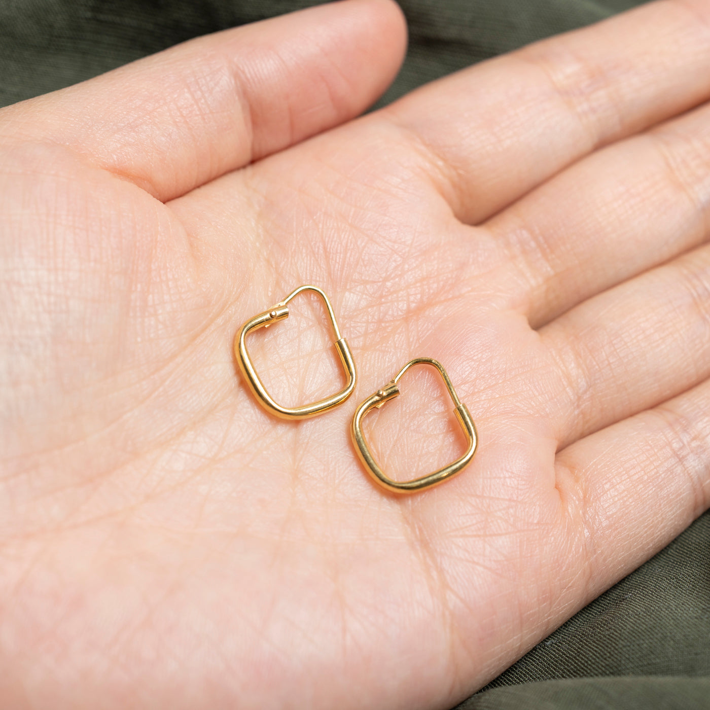 Boucles d'oreilles créoles carrées souples en or 18 carats