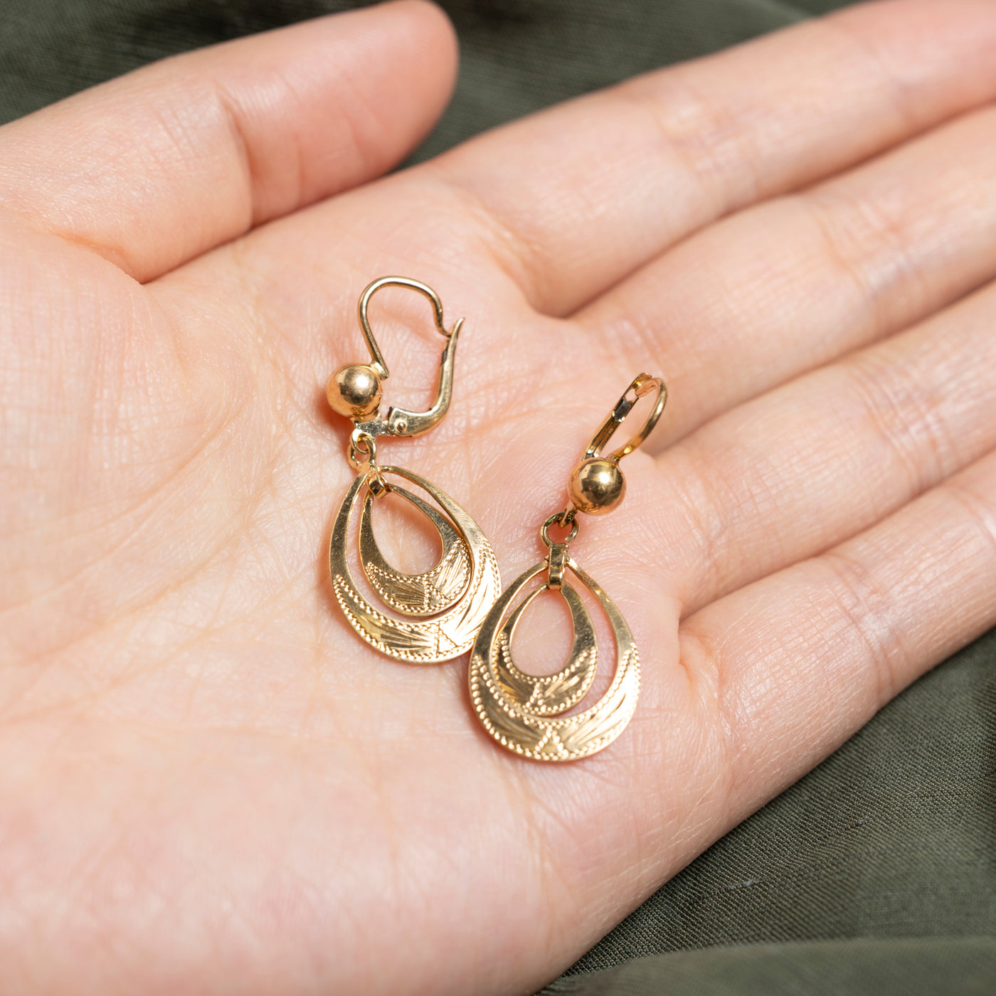 Boucles d'oreilles pendantes en forme de larme en or 18 carats