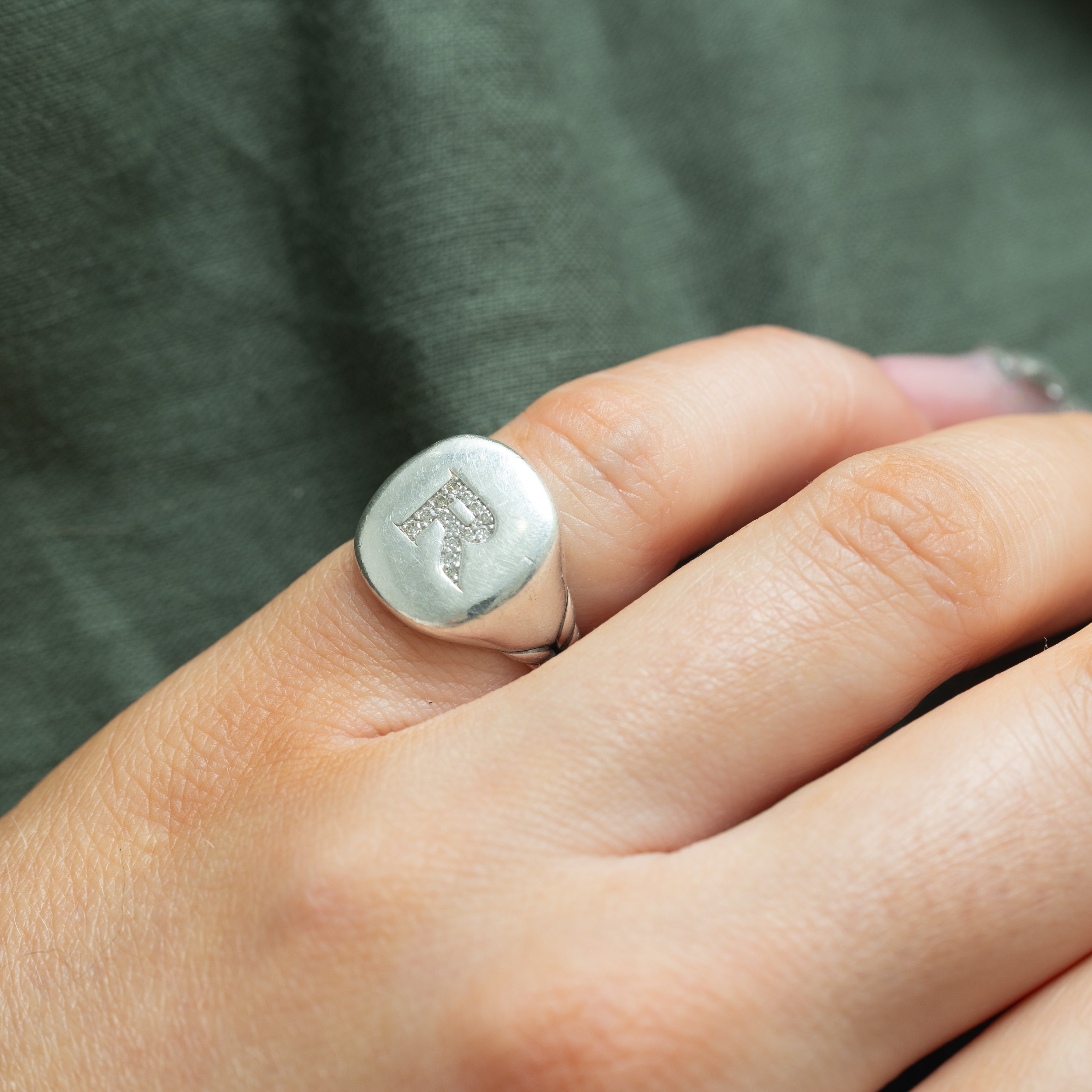 Bague chevalière David Yurman avec initiale « R » en diamant | 0,07 ct | Taille 2,5 |