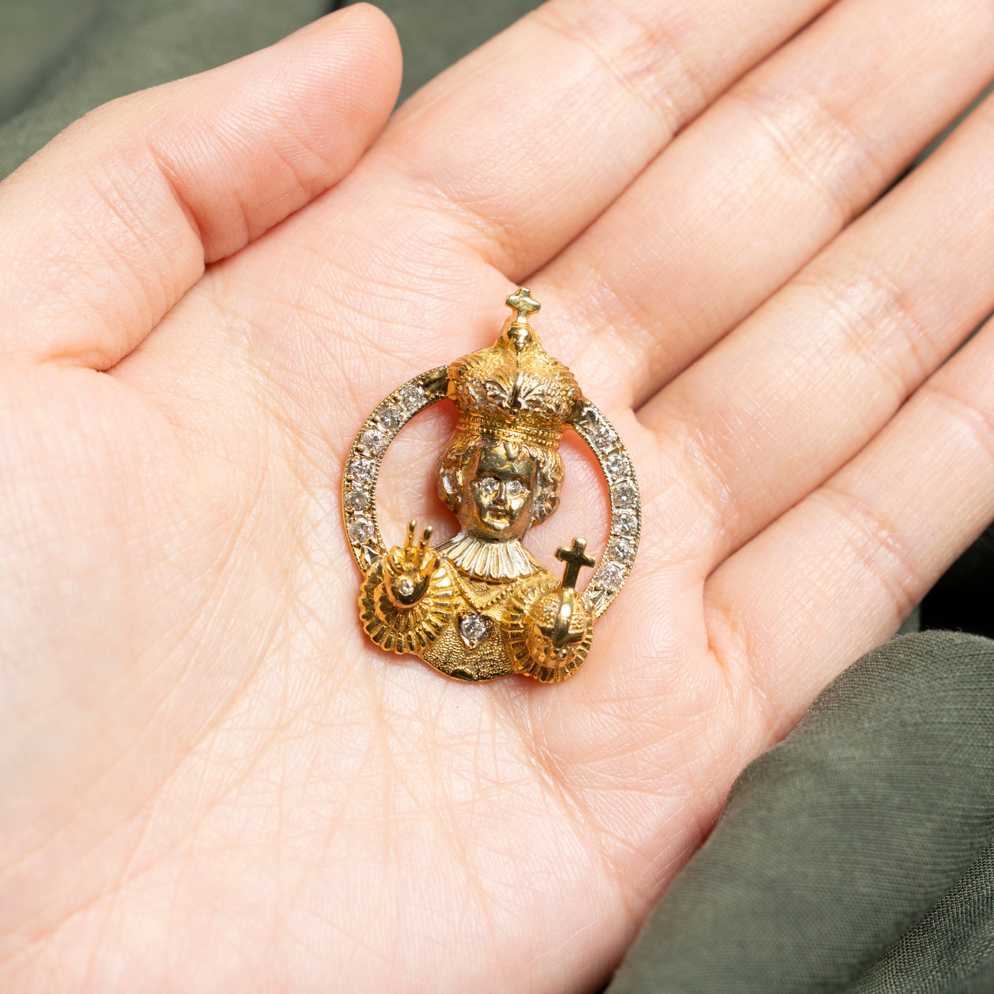 Pendentif Santo Niño (Saint Enfant Jésus) en diamants | 0,52 ct, 0,04 ct |