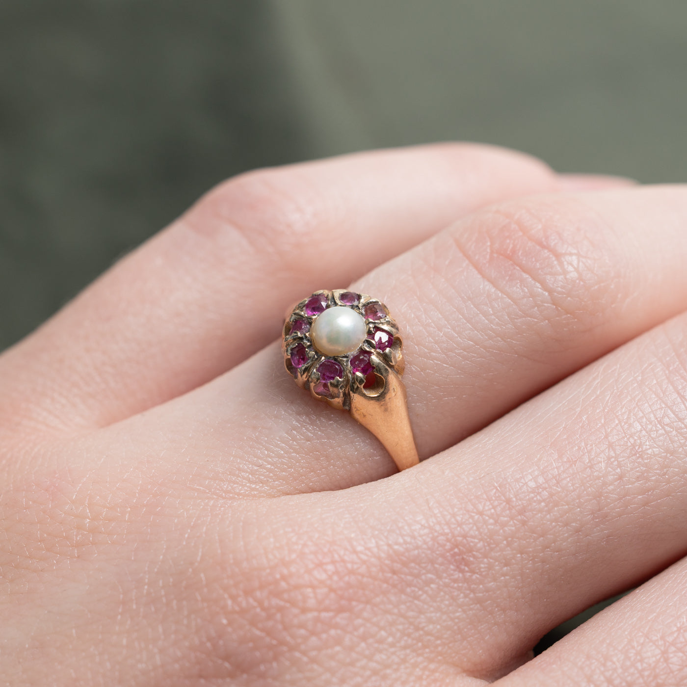 Bague florale en perles et rubis 18K Birmingham 1871 | 4,3 mm, 0,30 ct | Taille 6,25