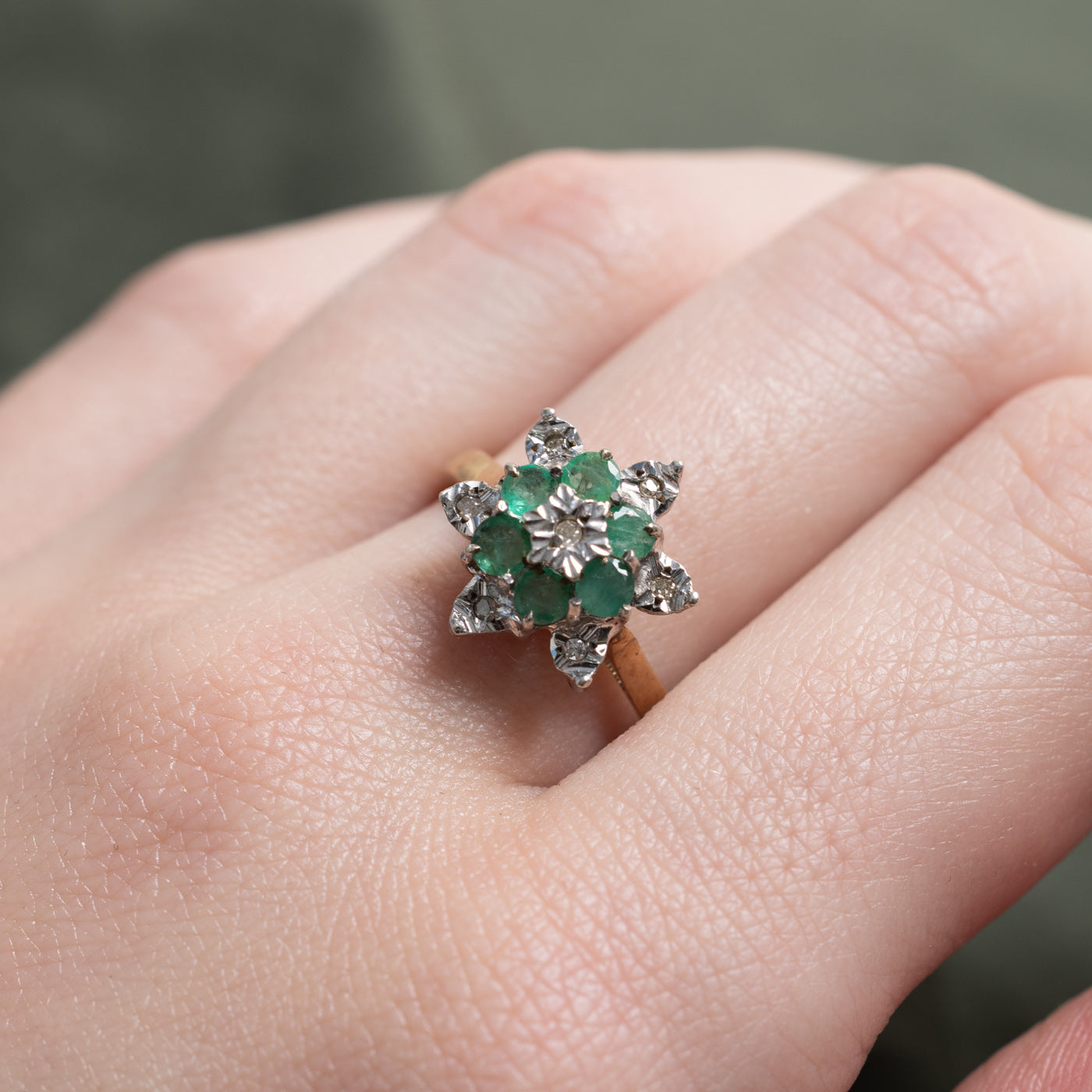 Bague Londres 1978 en or 9 carats, ornée d'émeraudes et de diamants, motif floral | 0,50 ct au total, 0,04 ct au total | Taille 7,25