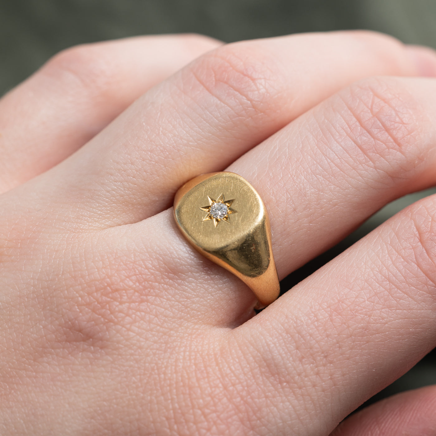 Bague chevalière en or 18 carats sertie de diamants en étoile, Londres, 1934 | 0,05 ct | Taille 7,75