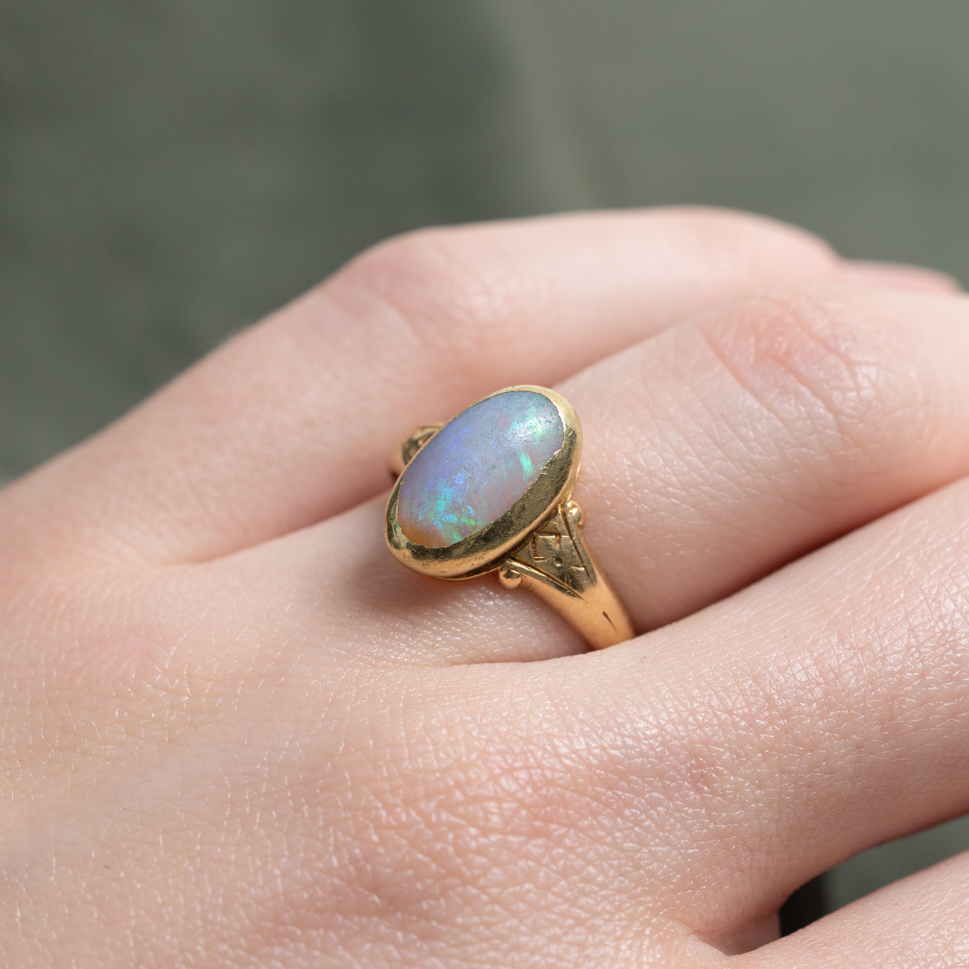 Bague en or 18 carats, cabochon ovale, Birmingham, 1887 | 2,50 ct | Taille 6