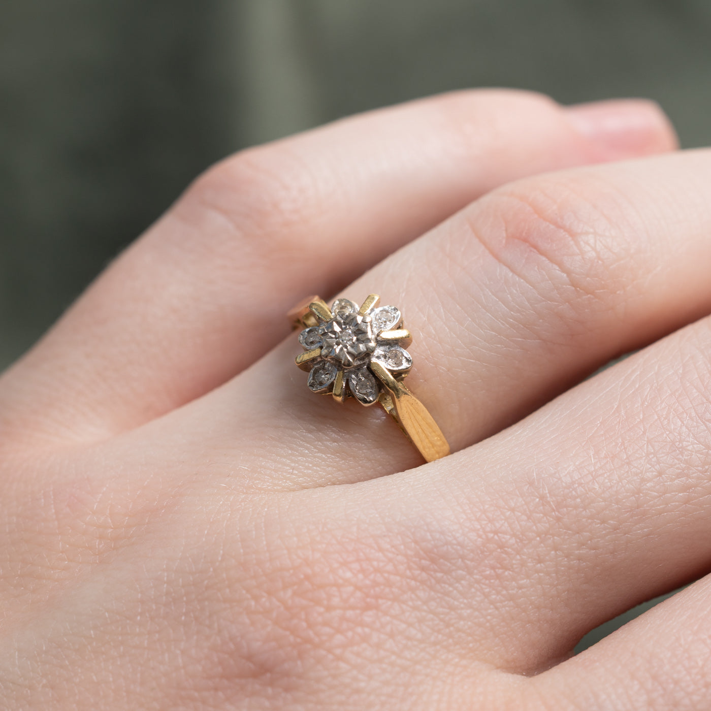 Bague Londres 1973 en or 18 carats sertie de diamants à motif floral | 0,035 ct | Taille 5,25