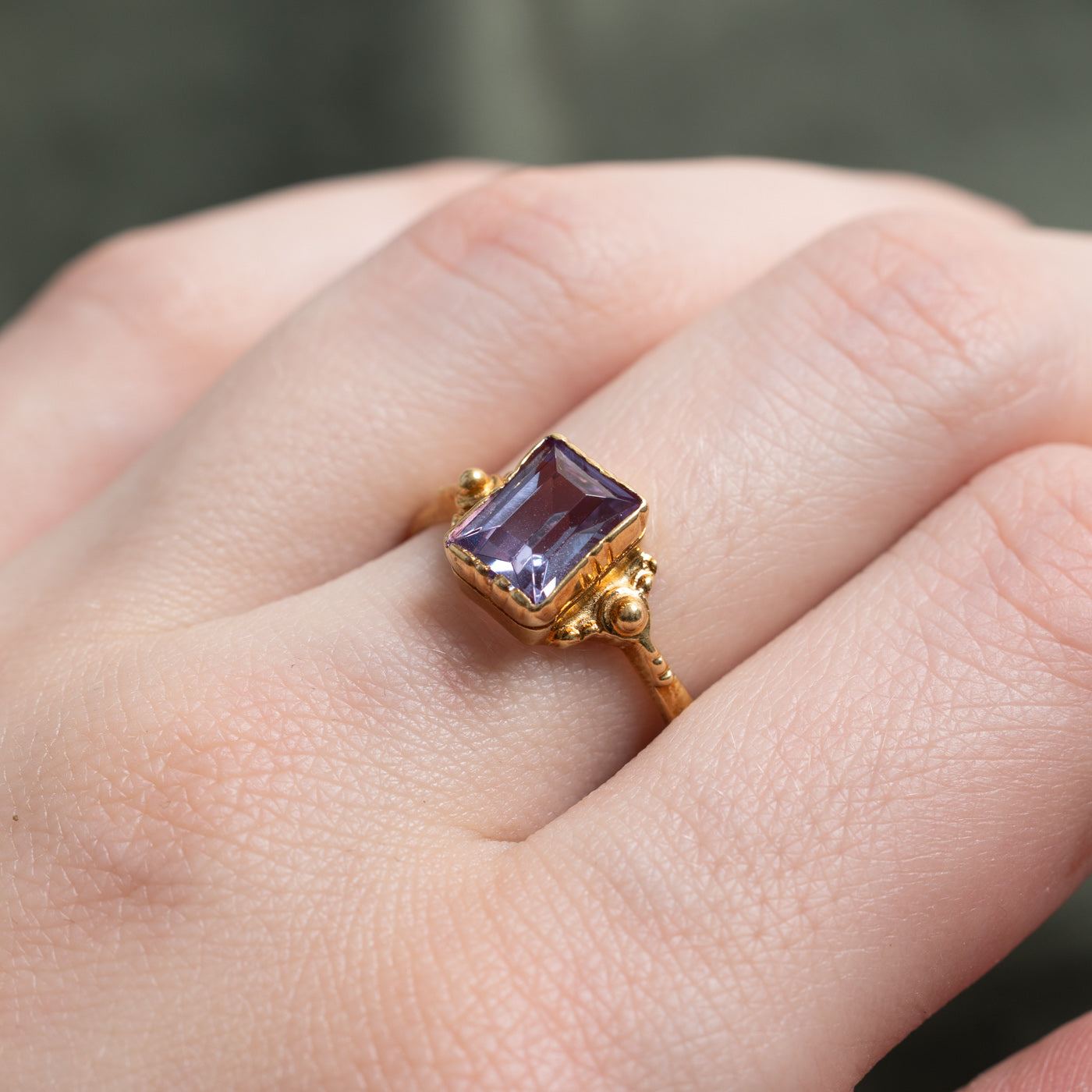 1971 Georgian 18K Synthetic Purple Sapphire Textured Ring | 0.70ct | SZ 8.25