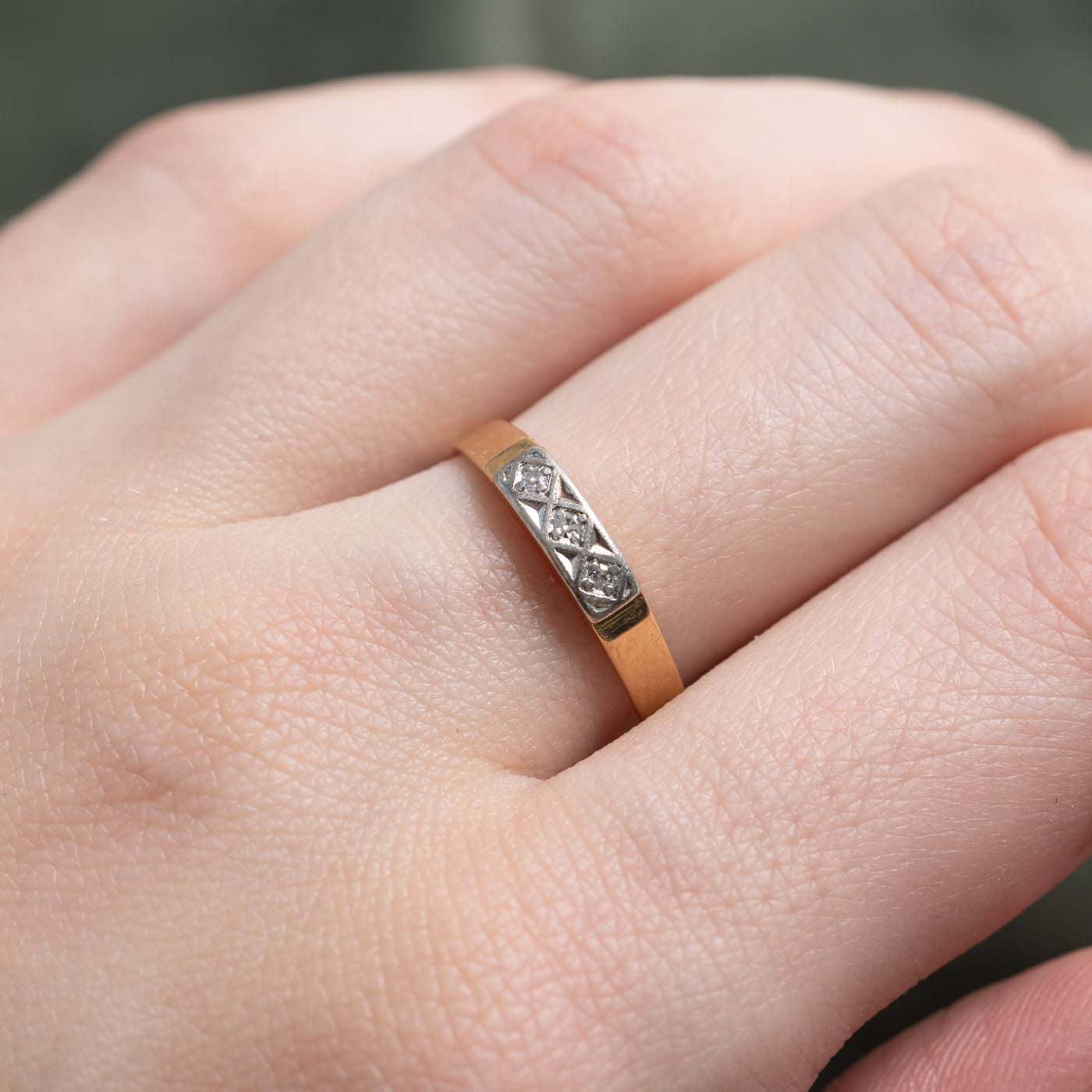 Bague géométrique finlandaise trois diamants en or 18 carats, 1976 | 0,10 ct au total | Taille 7,25