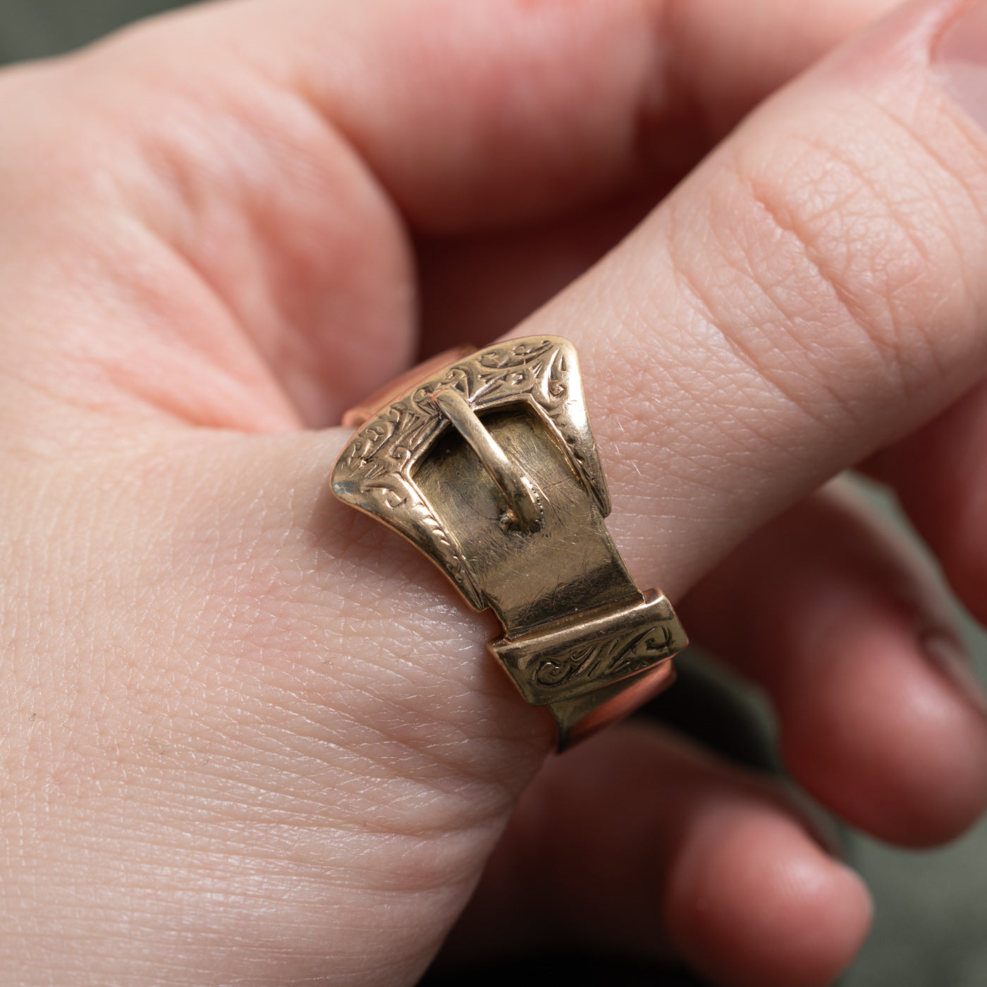 1965 London 9K Engraved Buckle Ring | SZ 13