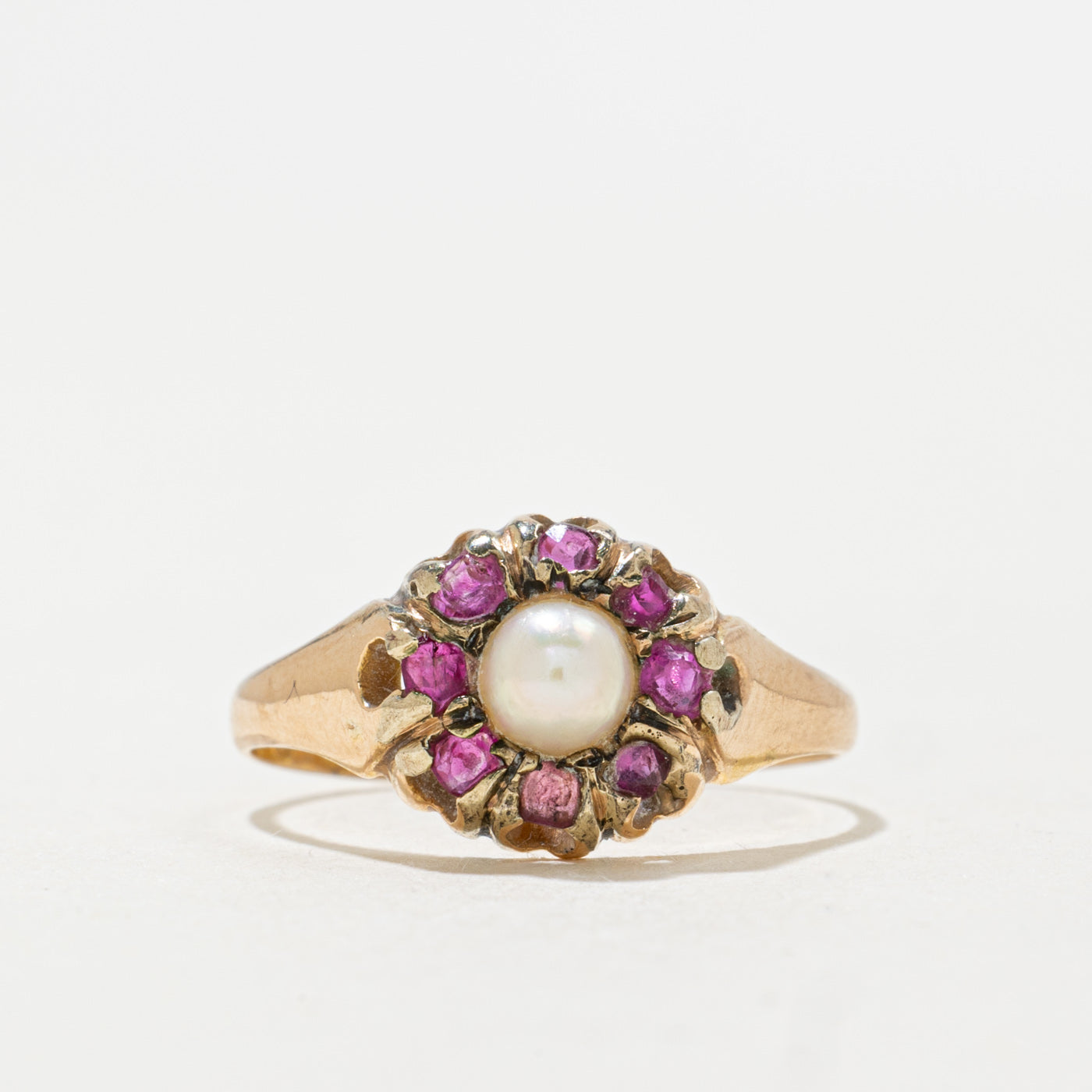 Bague florale en perles et rubis 18K Birmingham 1871 | 4,3 mm, 0,30 ct | Taille 6,25