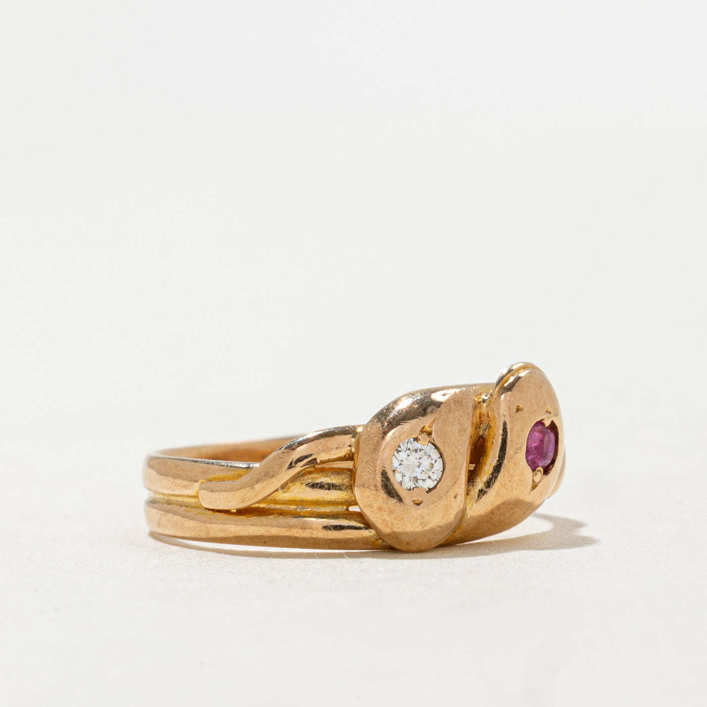 Bague double serpent Sheffield 1911 en or 15 carats, rubis et diamants | 0,04 ct, 0,04 ct | Taille 5,5