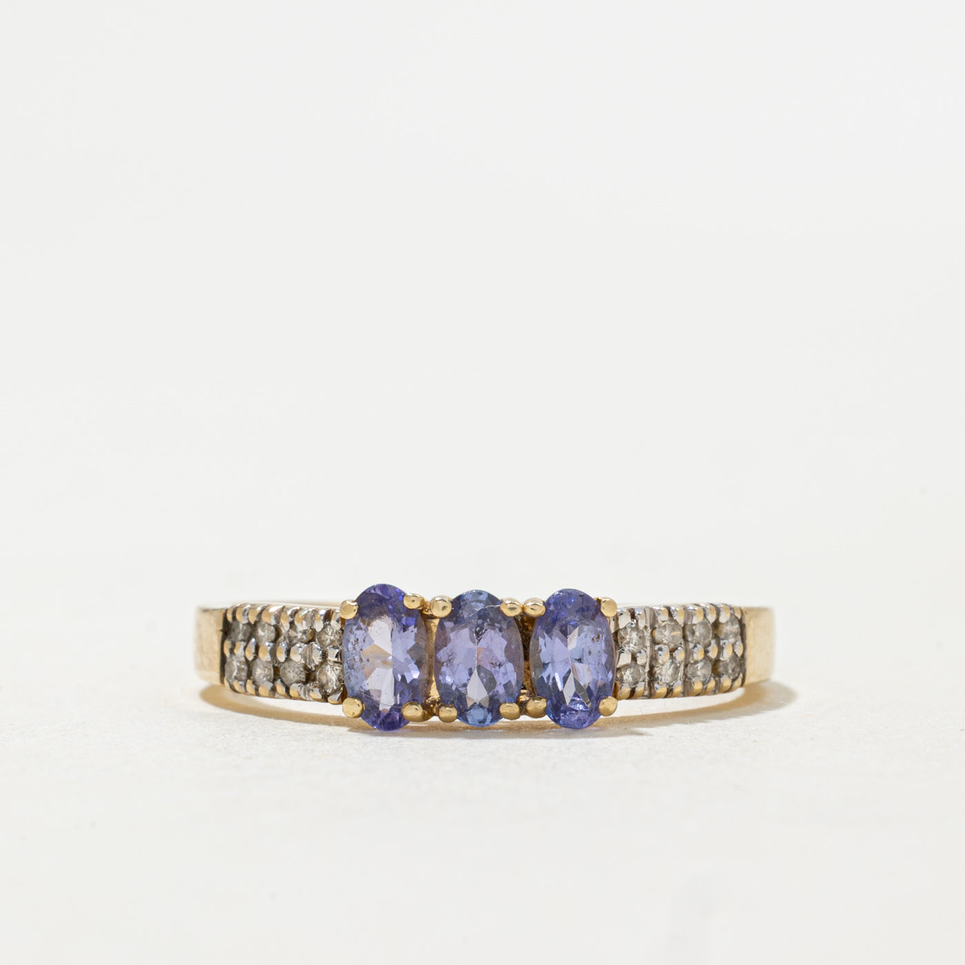 Bague Birmingham trois pierres en tanzanite et diamants | 0,63 ct, 0,16 ct | Taille 8,25