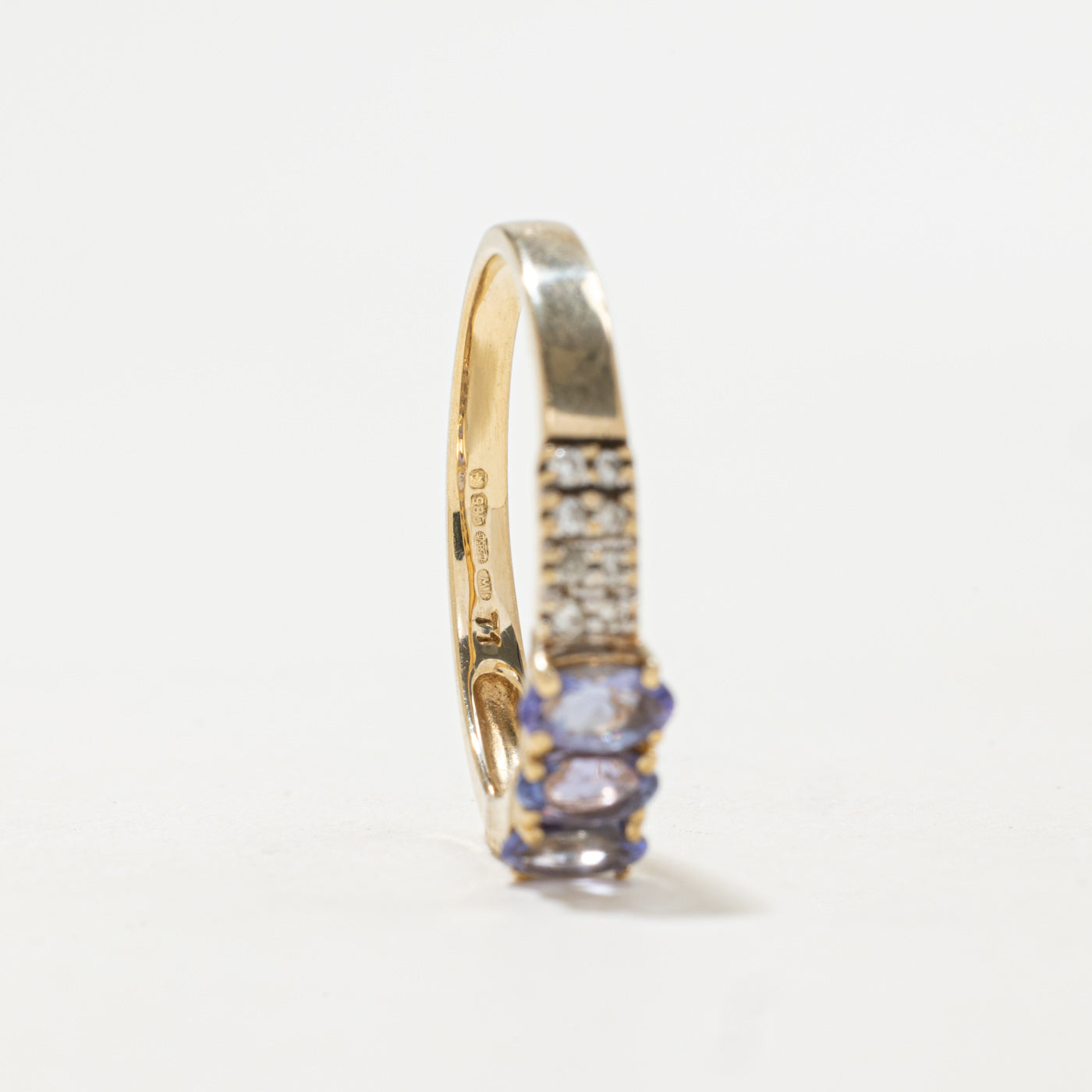 Bague Birmingham trois pierres en tanzanite et diamants | 0,63 ct, 0,16 ct | Taille 8,25