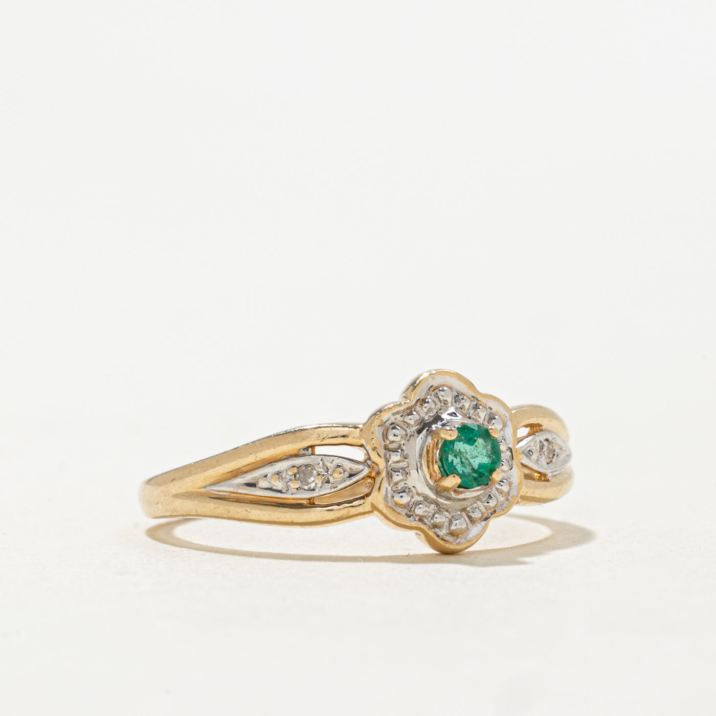 Bague florale en or 9 carats, émeraude et diamants, Londres | 0,1 ct, 0,01 ct au total | Taille 5,75