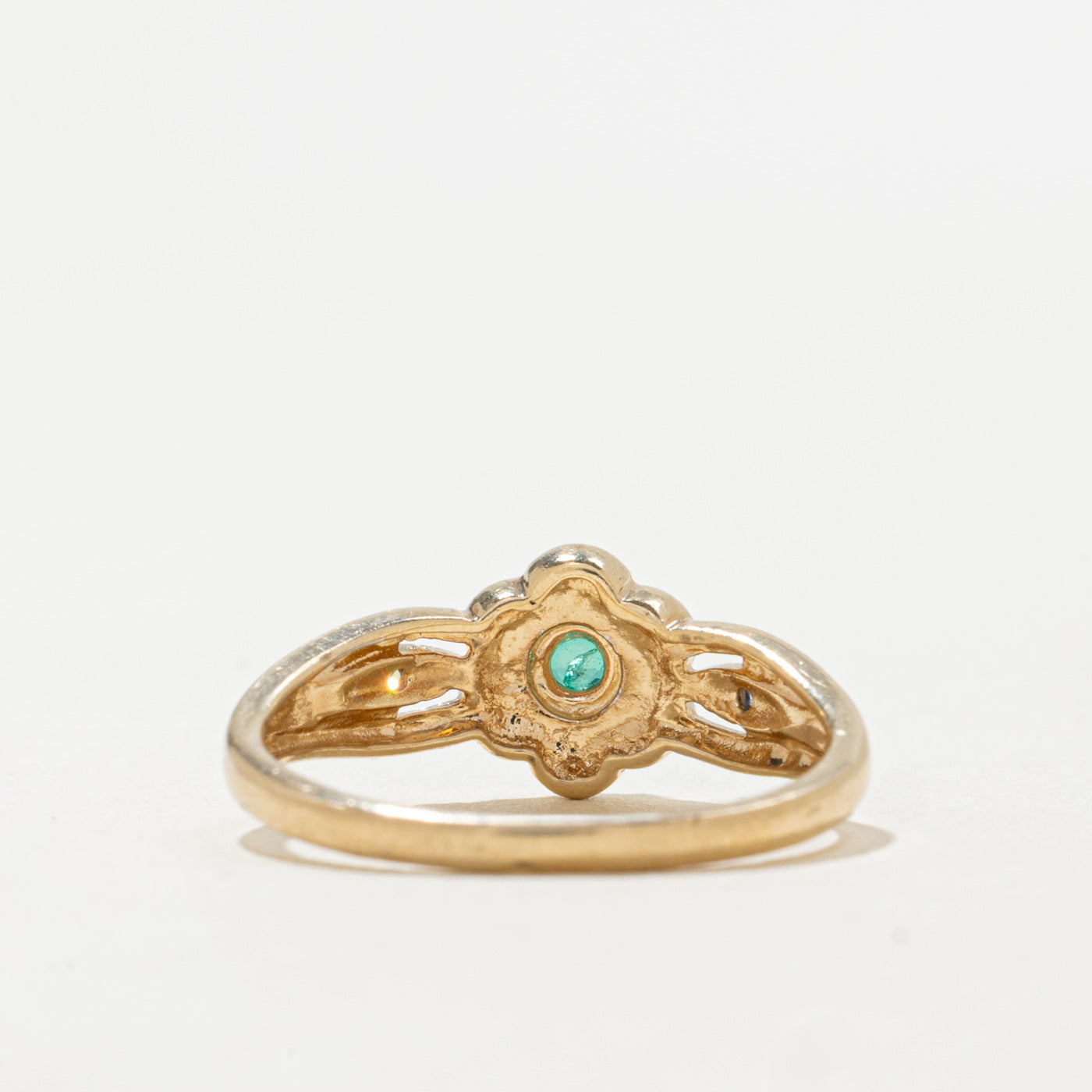 Bague florale en or 9 carats, émeraude et diamants, Londres | 0,1 ct, 0,01 ct au total | Taille 5,75