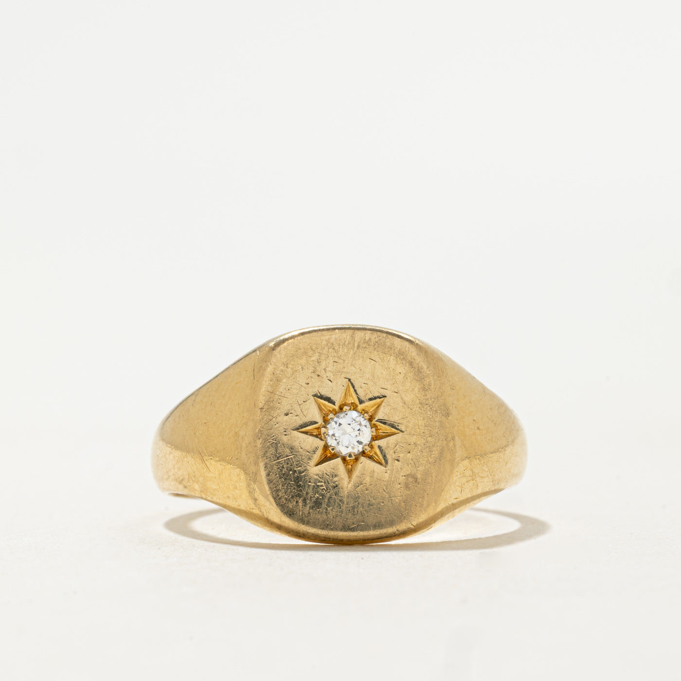 Bague chevalière en or 18 carats sertie de diamants en étoile, Londres, 1934 | 0,05 ct | Taille 7,75