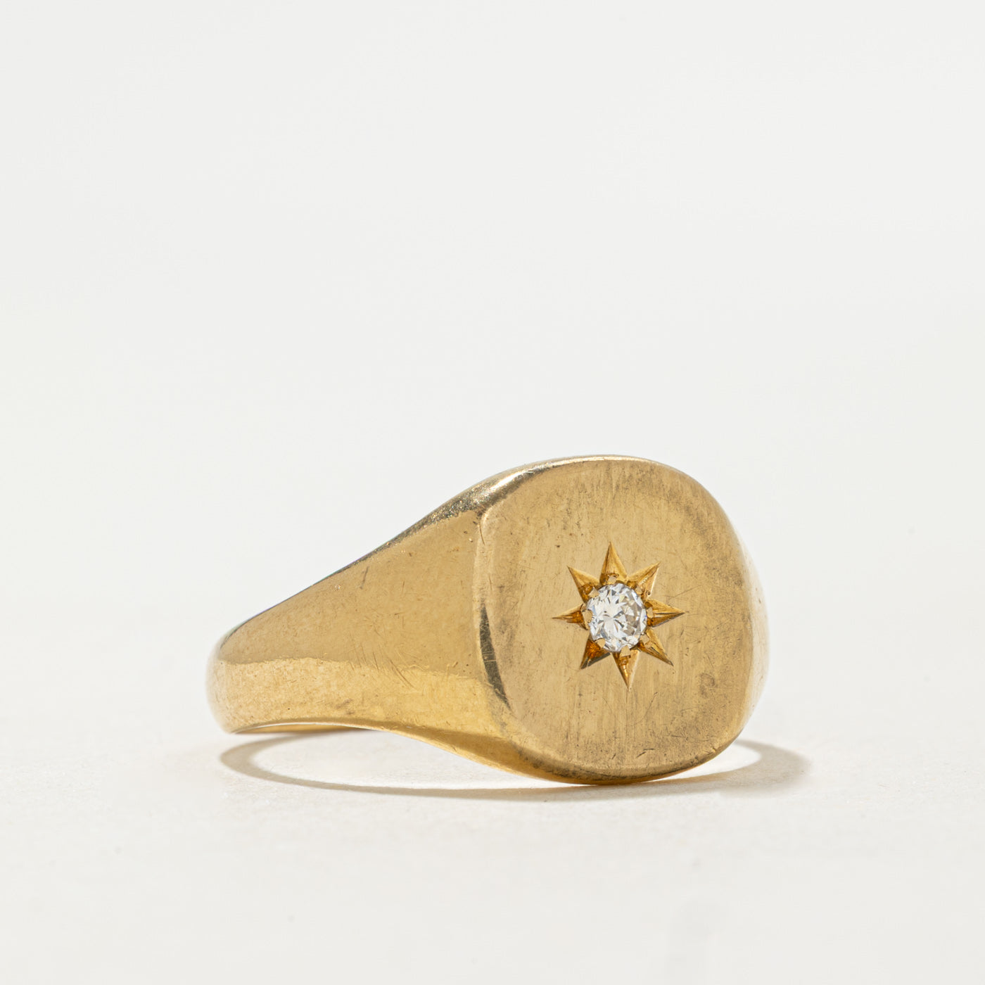 Bague chevalière en or 18 carats sertie de diamants en étoile, Londres, 1934 | 0,05 ct | Taille 7,75