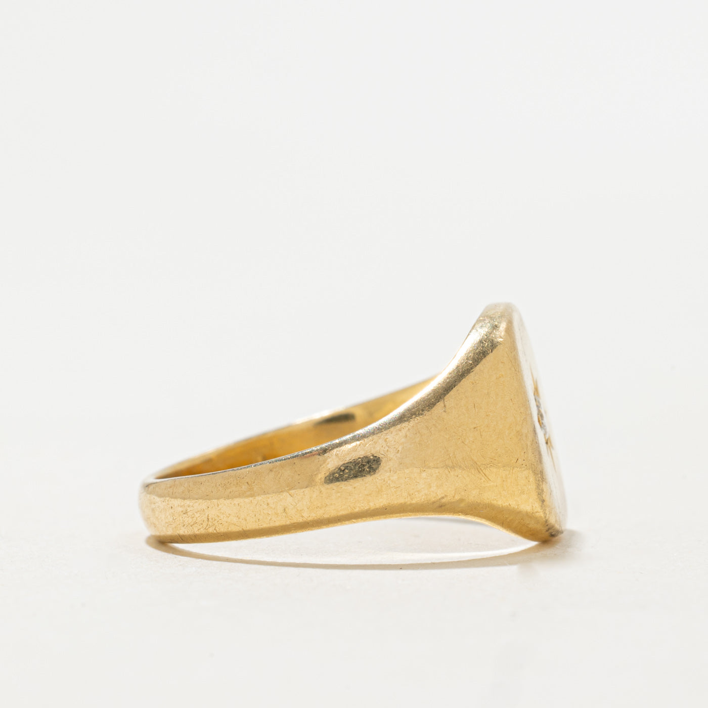 Bague chevalière en or 18 carats sertie de diamants en étoile, Londres, 1934 | 0,05 ct | Taille 7,75