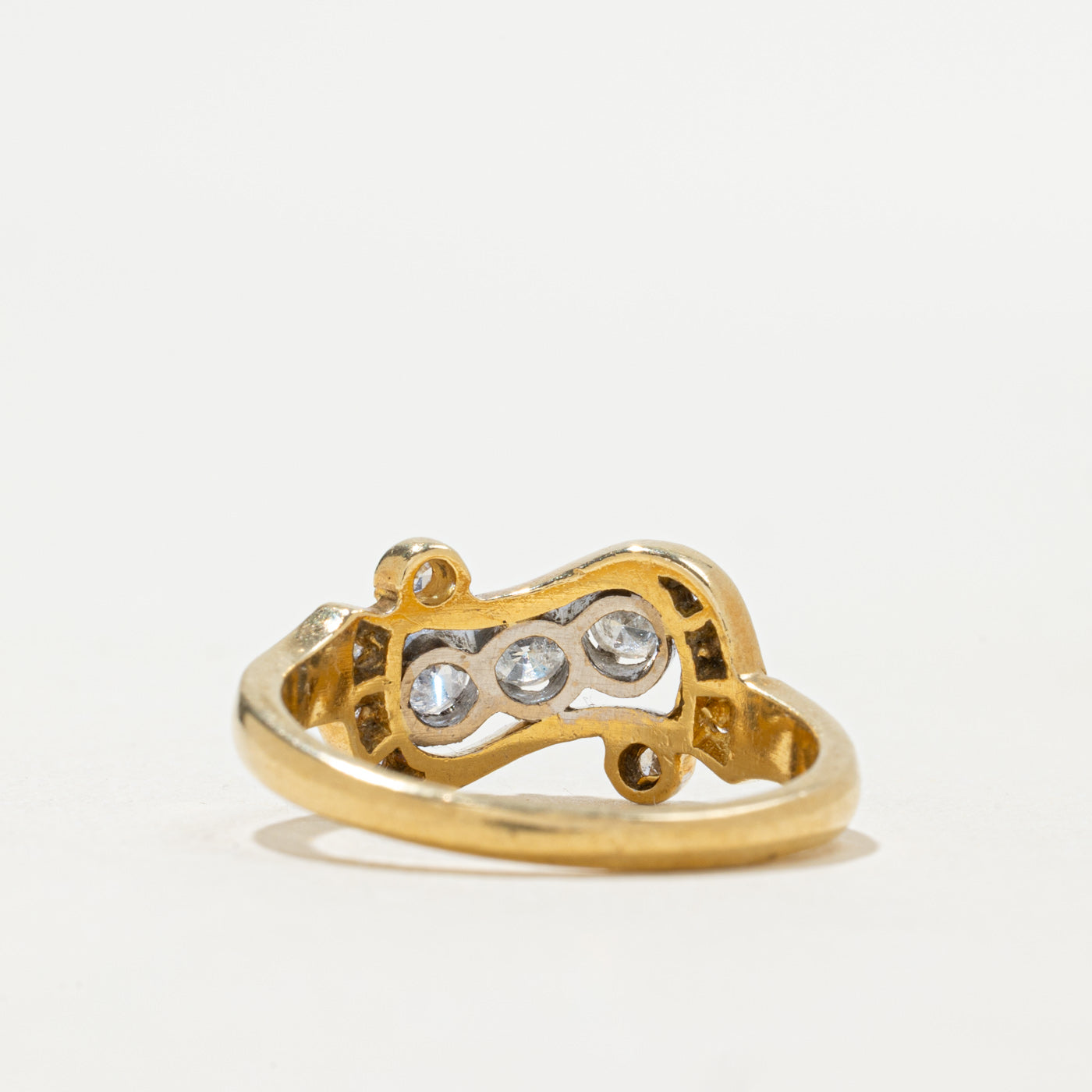 Bague Birmingham 1992 en or 18 carats, sertie de trois diamants en diagonale | 0,27 ct au total | Taille 6,75