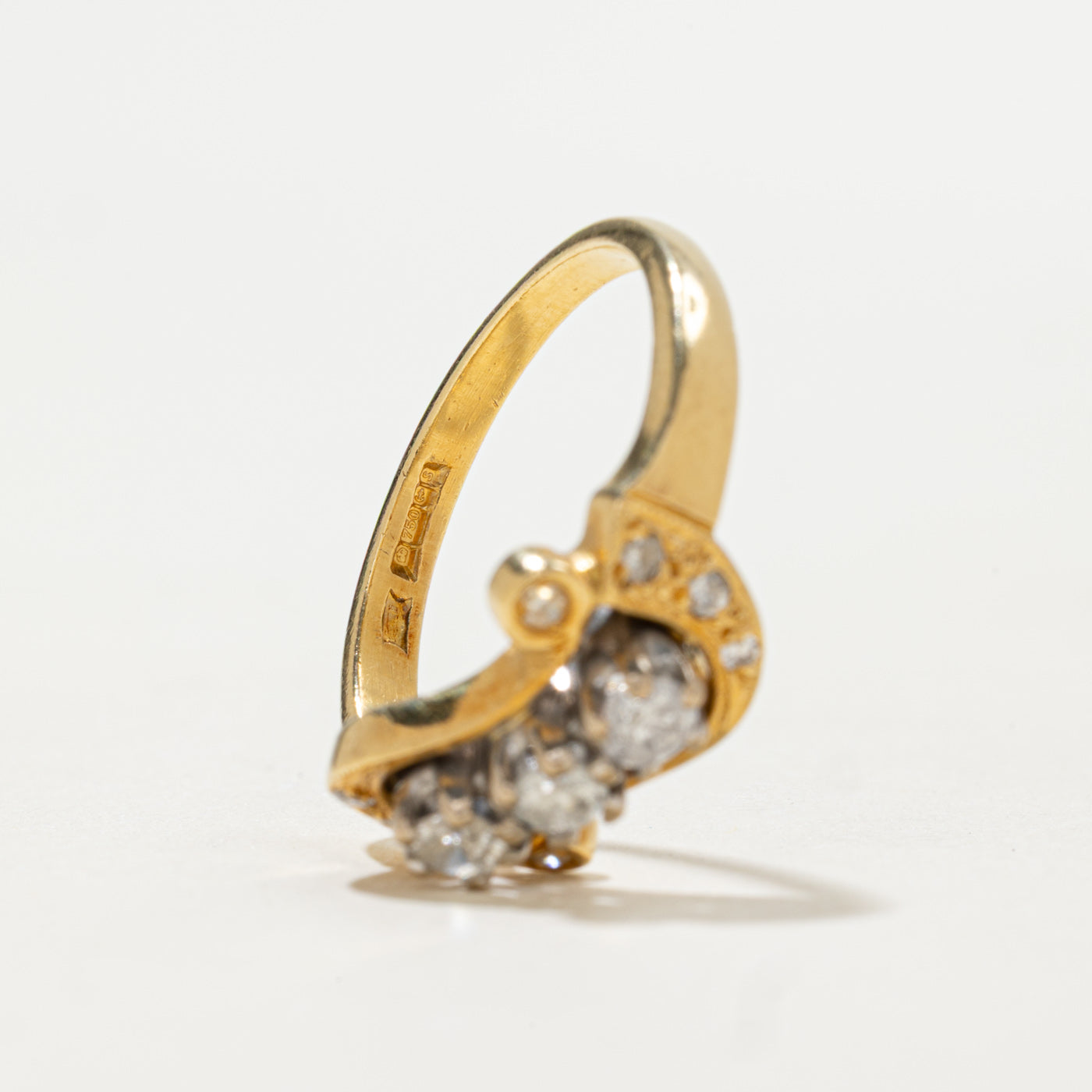 Bague Birmingham 1992 en or 18 carats, sertie de trois diamants en diagonale | 0,27 ct au total | Taille 6,75