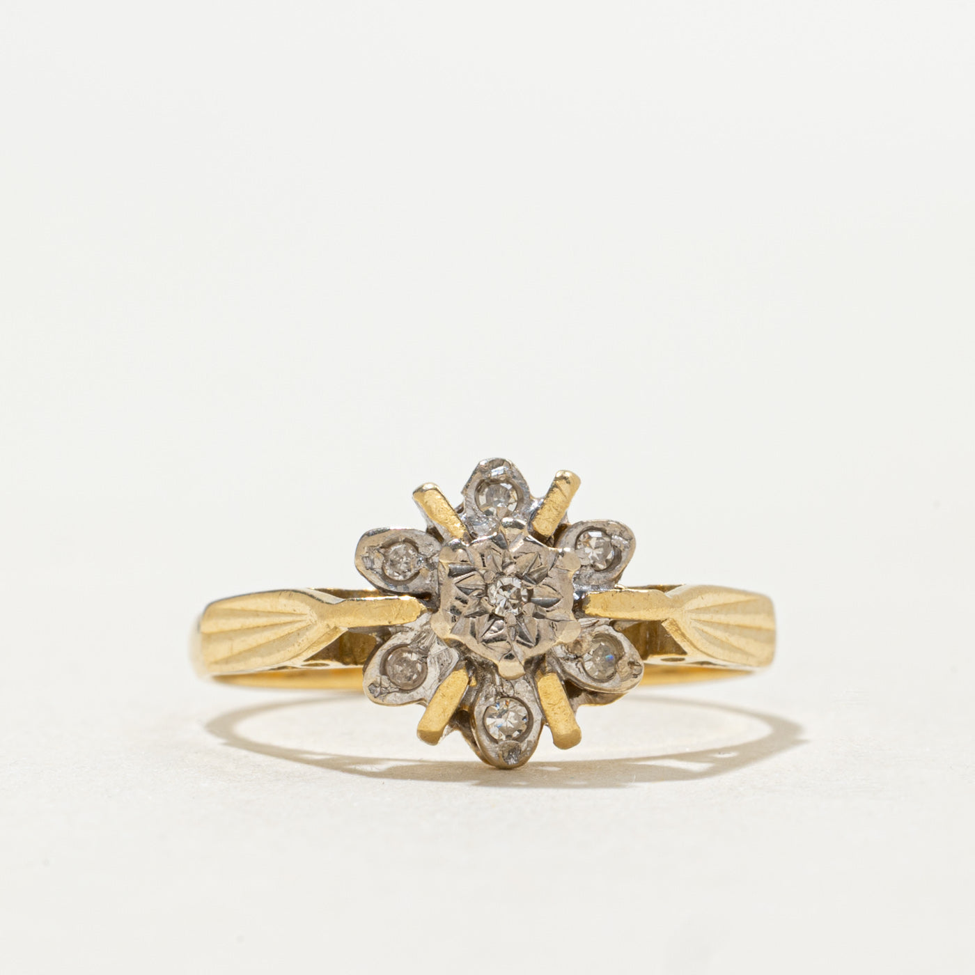 Bague Londres 1973 en or 18 carats sertie de diamants à motif floral | 0,035 ct | Taille 5,25