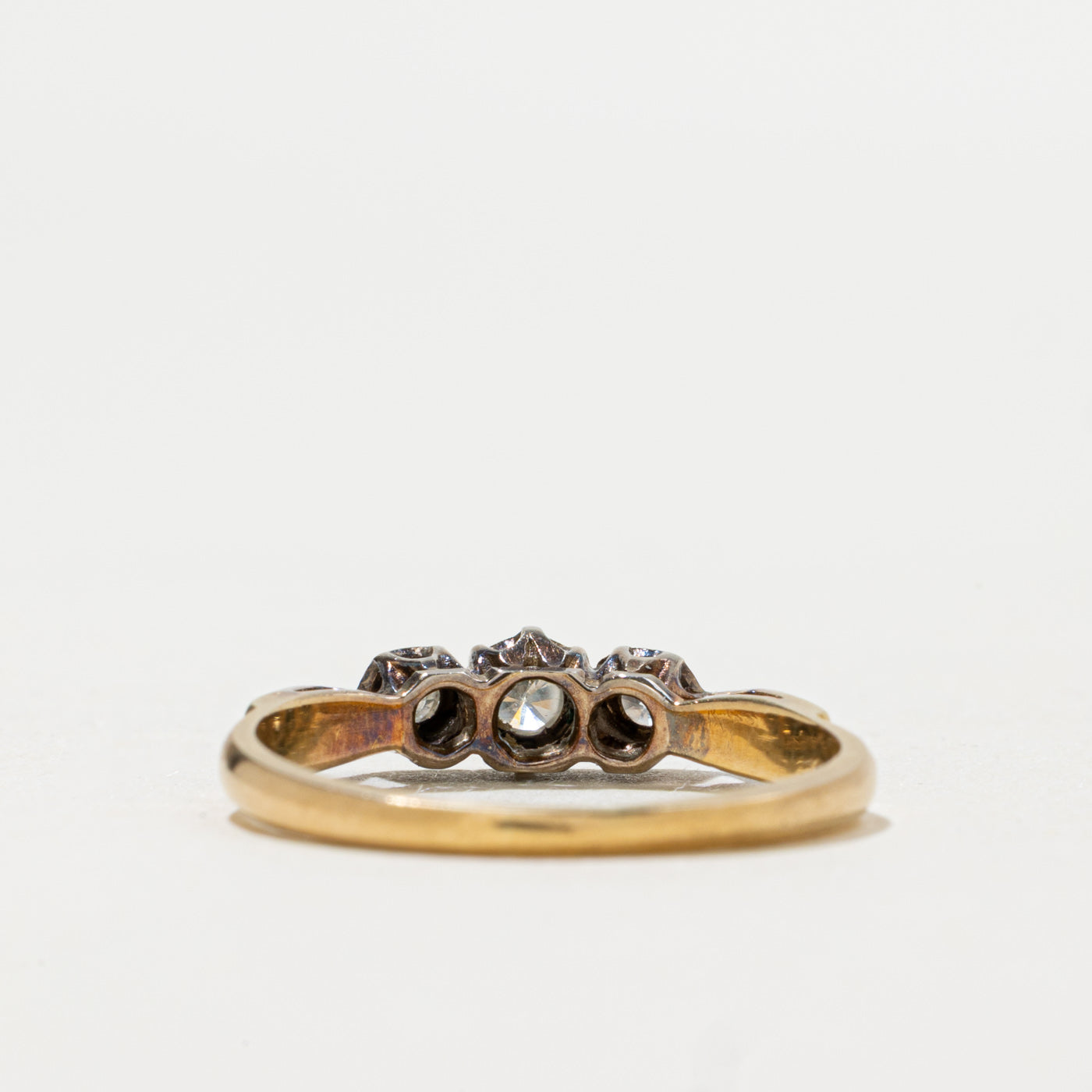 Bague texturée à trois diamants en or 18 carats, Birmingham, 1968 | 0,13 ct au total | Taille 5,75