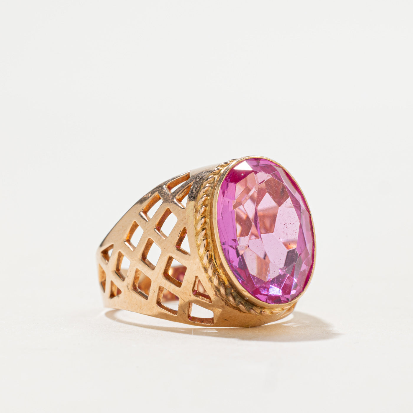 Bague ajourée en saphir rose synthétique 14 carats, 1978, Géorgien | 6 carats | Taille 6,5