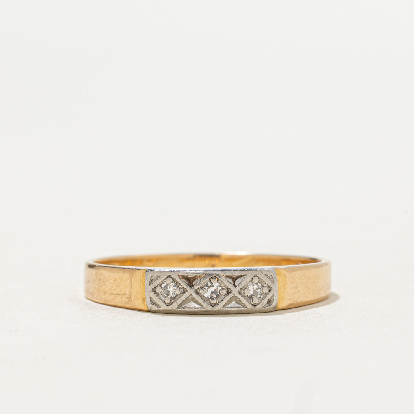 Bague géométrique finlandaise trois diamants en or 18 carats, 1976 | 0,10 ct au total | Taille 7,25