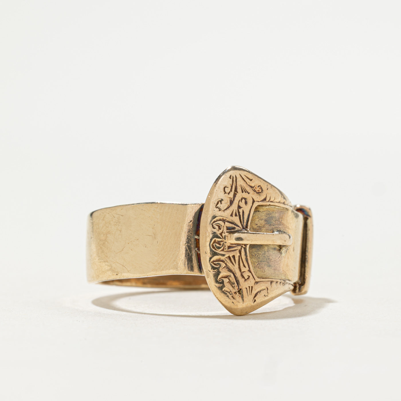 Bague à boucle gravée en or 9 carats, Londres 1965 | Taille 13
