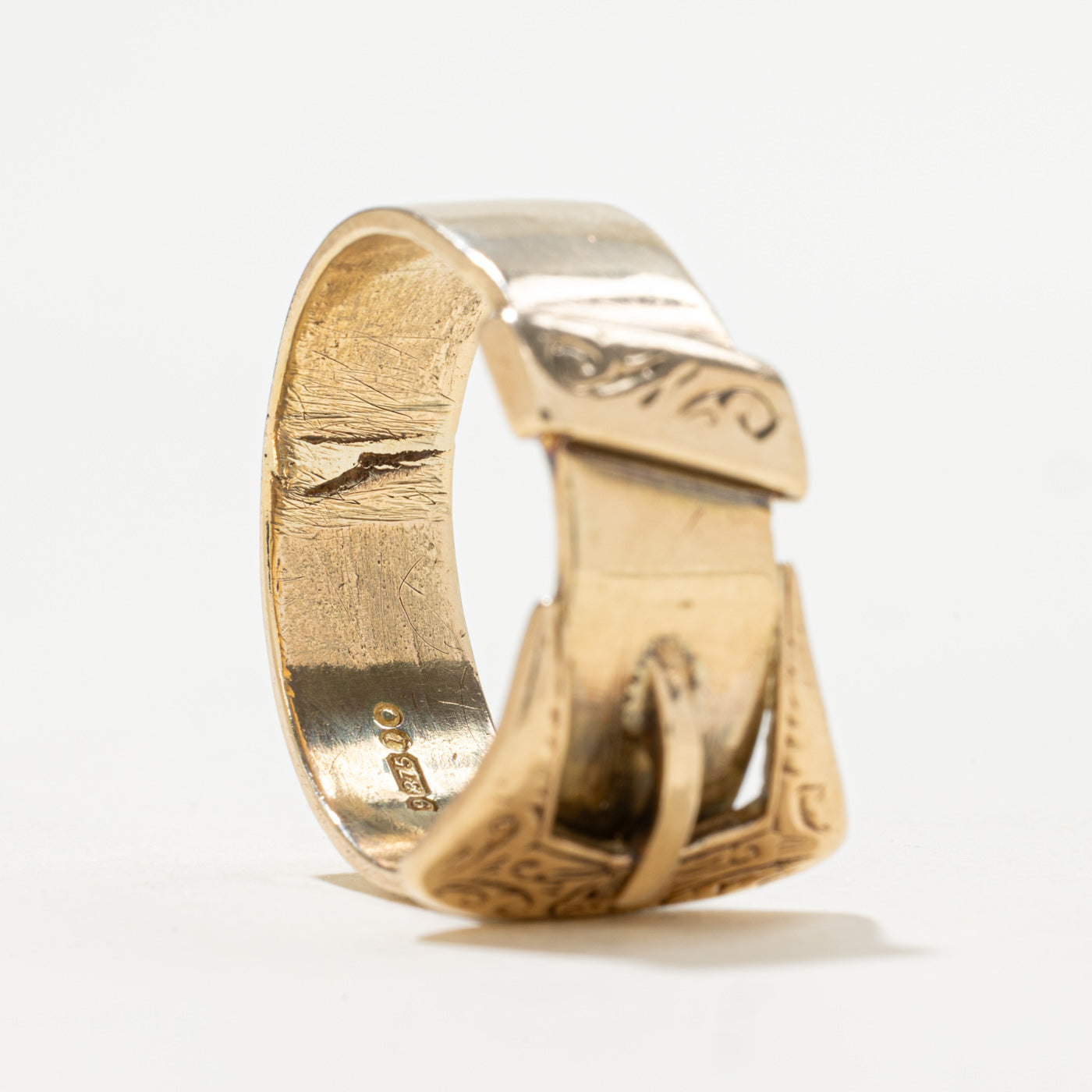 Bague à boucle gravée en or 9 carats, Londres 1965 | Taille 13