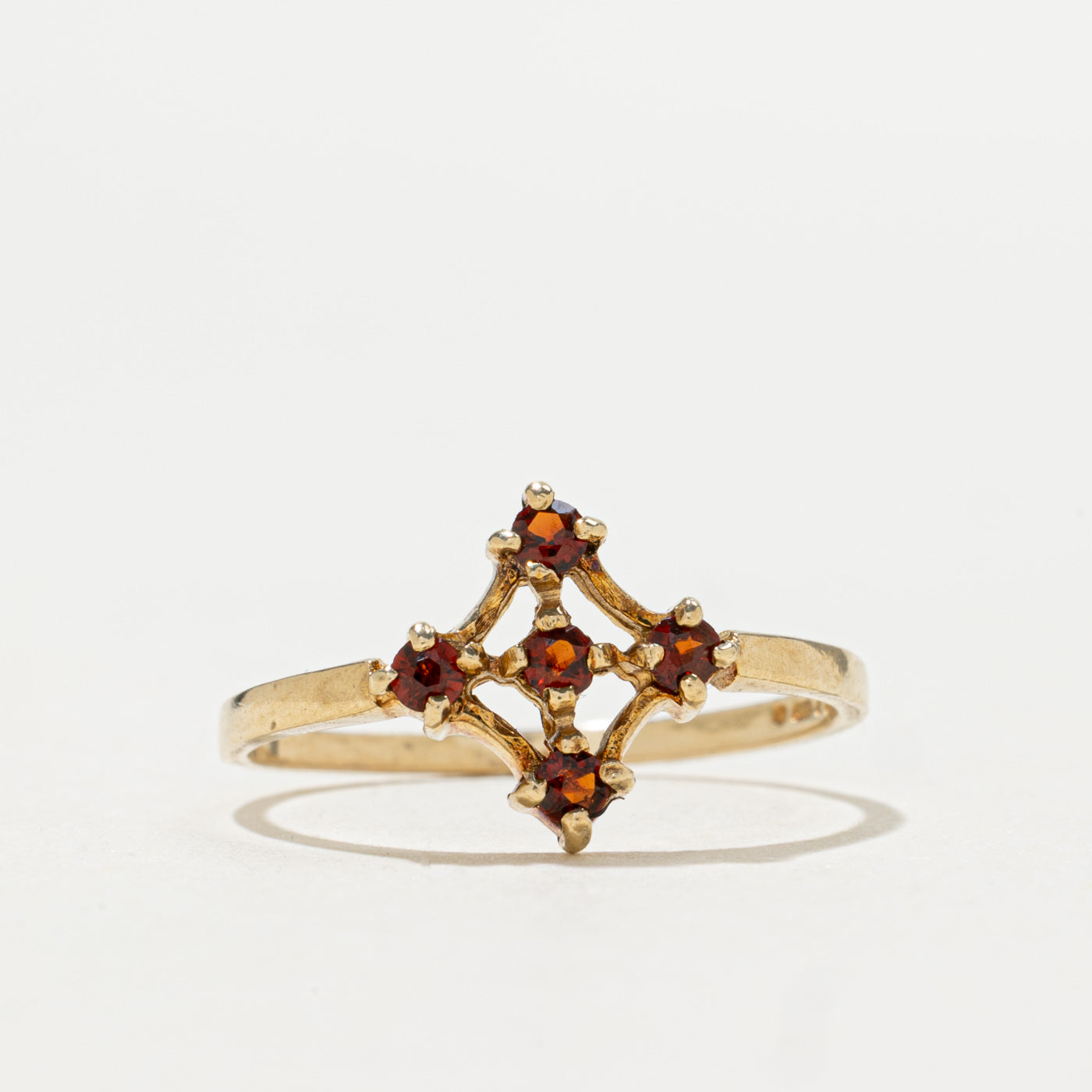 Bague en grenat 9K sertie d'un motif en croix, Londres 1981 | 0,10 ct | Taille 6,5