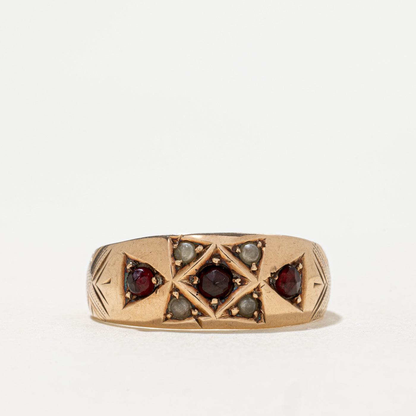 Bague gravée en or 10 carats, sertie d'un grappe de grenats et de perles fines | 0,40 ct | Taille 9,5